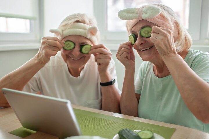 well_team's tweet photo. 🌸Menopause Café session today🌸 11:30AM-12:30PM 🌸Host: Mary Akoo, Gynaecology &amp; Sexual Health Nurse🌸Login to your health and wellbeing website to book on🌸See you soon! @ELHT_NHS https://t.co/c5l6gsdhQq