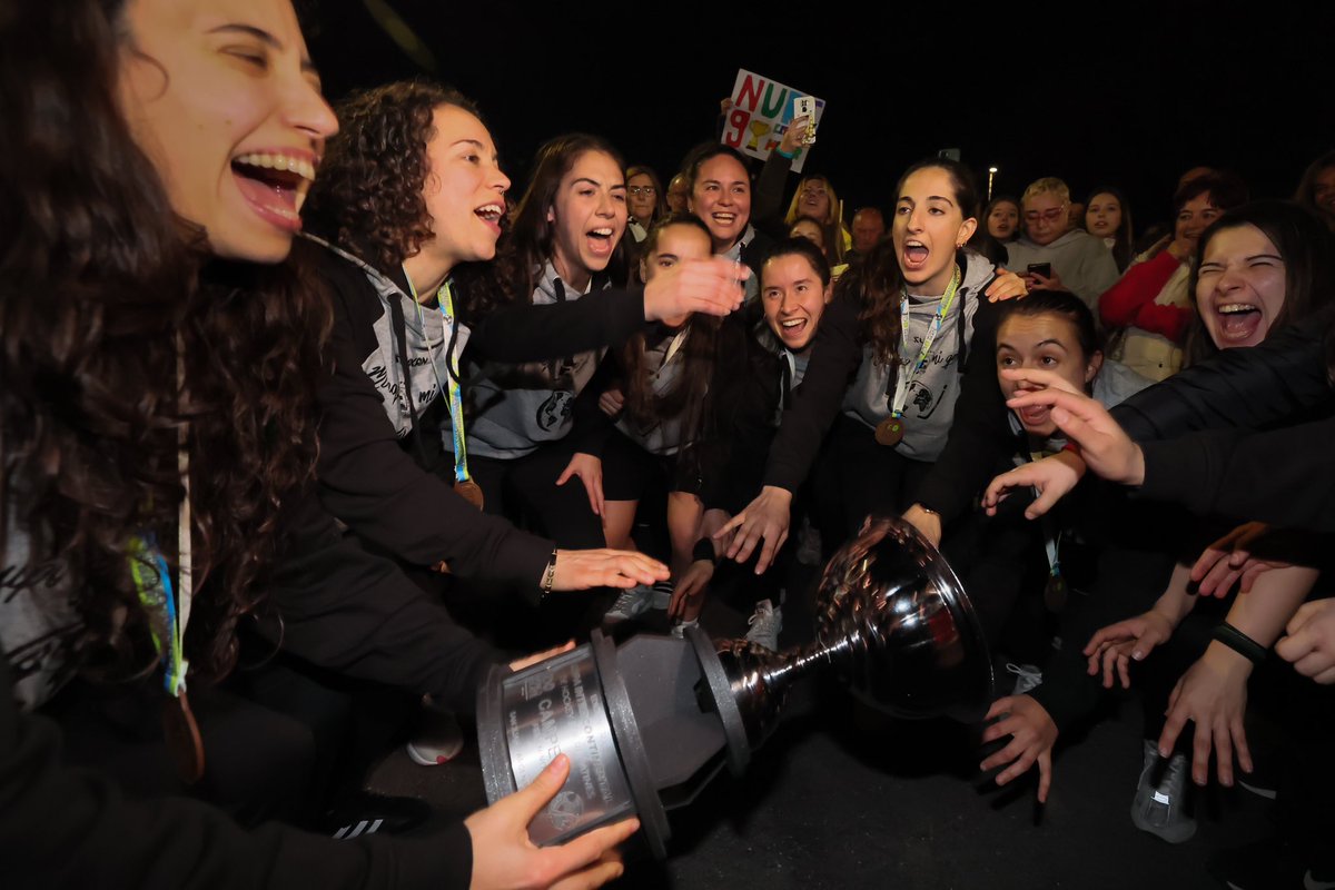 CarmenMoriyon's tweet photo. ¡Campeonas del mundo! 🏆

🏒 Así recibimos anoche a las jugadoras del @gijonhc, que acaban de llegar de Argentina tras ganar la Copa Internacional.

¡Muy pronto lo celebraremos en el Ayuntamiento! https://t.co/yHe8Ghw3PO