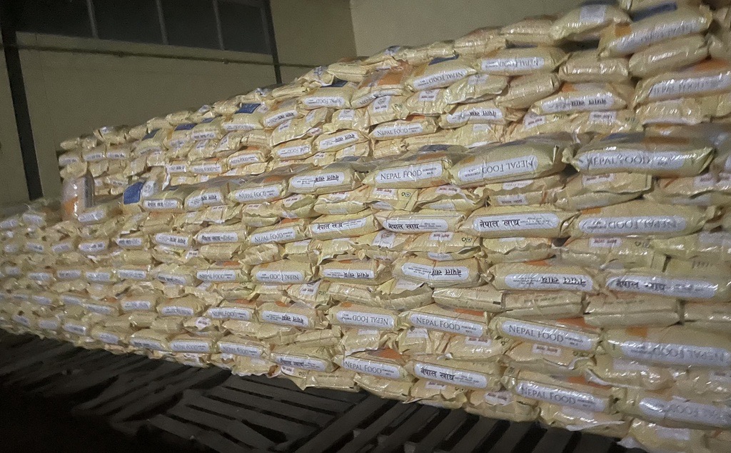 WFP_Nepal's tweet image. 📍#Nepal

@WFP is all set to support the govt in distribution of the 1st batch of fortified rice🍚in five food insecure districts of Karnali through #FMTC run fair price shops.

Supported by @gatesfoundation, this initiative builds on the social safety net programs of the #GoN.