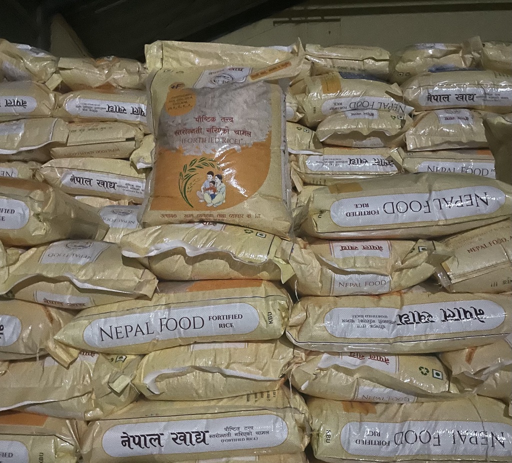 WFP_Nepal's tweet image. 📍#Nepal

@WFP is all set to support the govt in distribution of the 1st batch of fortified rice🍚in five food insecure districts of Karnali through #FMTC run fair price shops.

Supported by @gatesfoundation, this initiative builds on the social safety net programs of the #GoN.