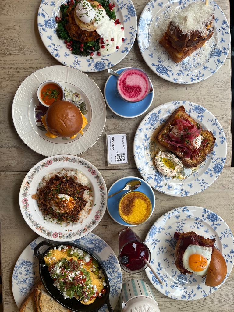 Who would you share this MEGA spread with?😍😍 -#eggseggsegss #brunch #breakfast #nottinghill