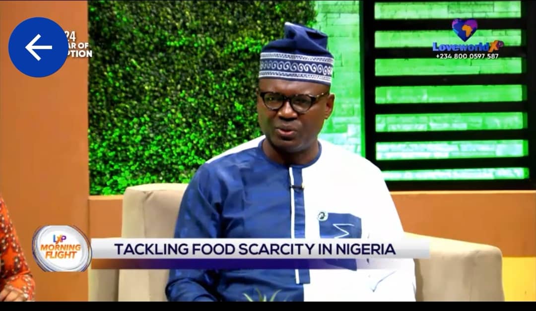 JerryXhandle's tweet photo. Guess who sponsored #CancerMaizeinNigeria?
Yes, you guessed right, popular Depopulation expert, Bill Gates, who was also behind the COVID-19 vaccines that's causing Turbo Cancer, and all manners of diseases.
The Government must halt this launch. #GeneticallyModifiedFood https://t.co/RJvohxW2Sn