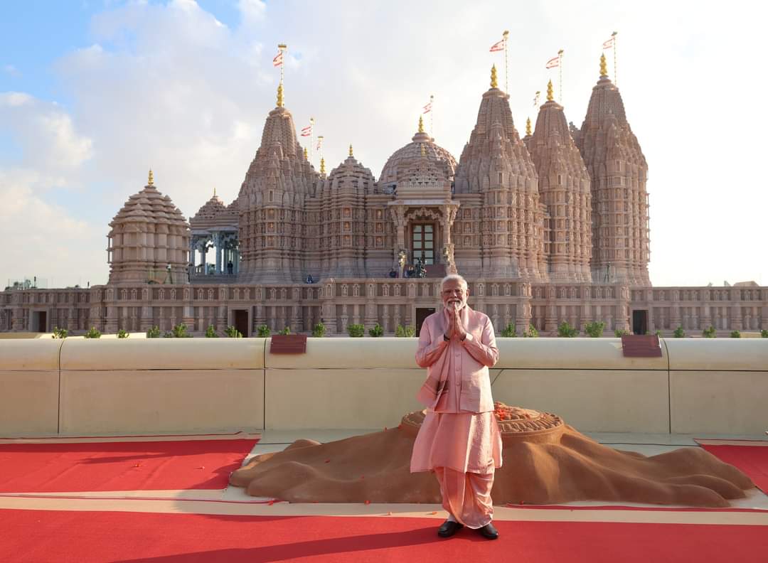 KLRabari_Deesa's tweet photo. સુસ્વાગતમ્...🙏

વિશ્વના સૌથી લોકપ્રિય નેતા અને ભારતના યશસ્વી વડાપ્રધાન માનનીય શ્રી નરેન્દ્રભાઈ મોદી સાહેબનું દેવાધિદેવ શ્રી વાળીનાથ મહાદેવની પુણ્ય ભૂમિ તરભધામની પાવનધરા પર ભાવભર્યું સ્વાગત છે.💐
@narendramodi https://t.co/Gt8ZCWXUi7