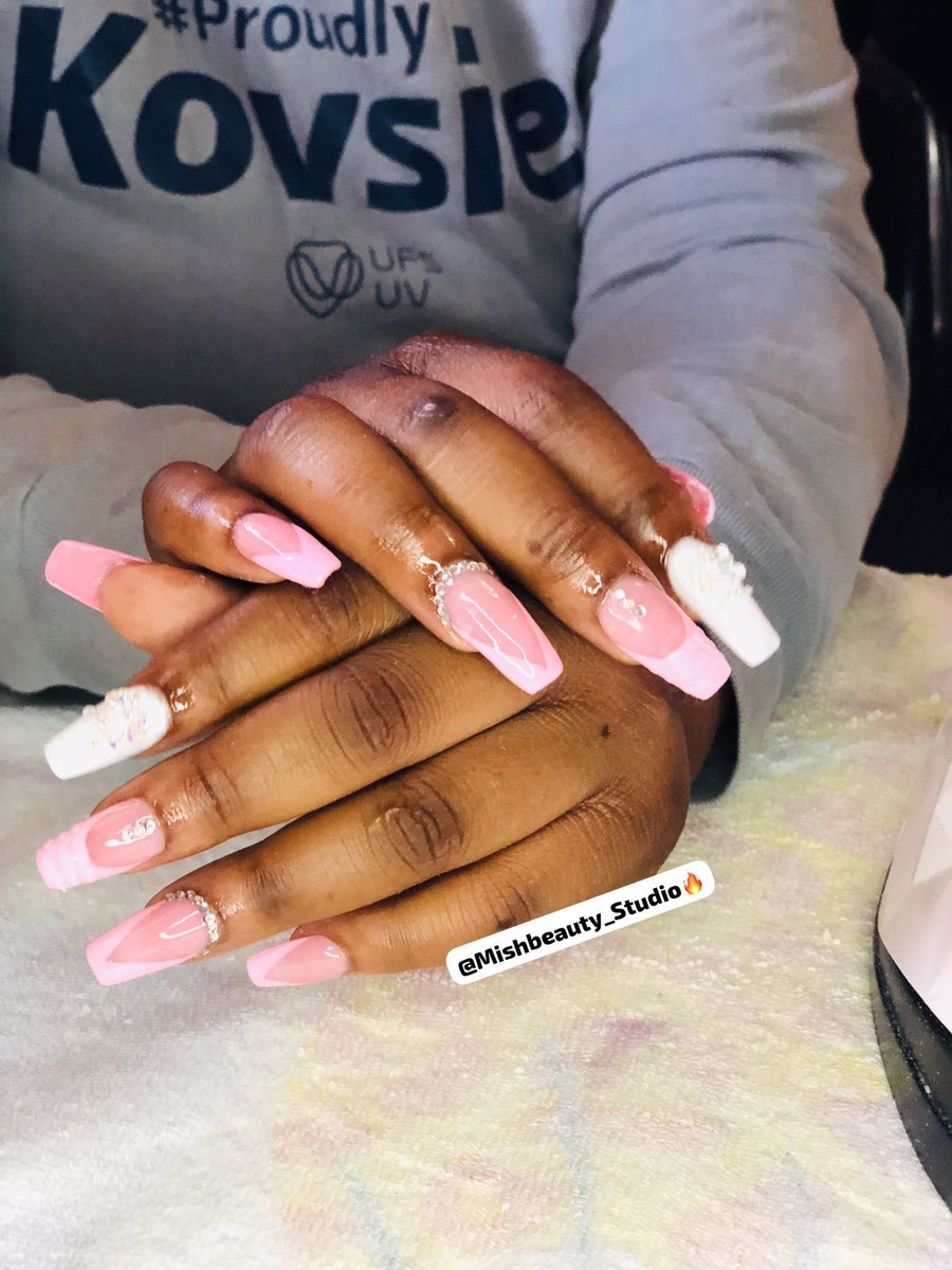 RothembaS's tweet photo. We are based in 18 Morton avenue mindalore krugersdorp 

Book your appointment today to do your:
Nails
Makeup 
Wig installation 
Wig treatment 

WhatsApp or call 0665328019 #BBMzansi #PodcastAndChill https://t.co/4soCCnd07e