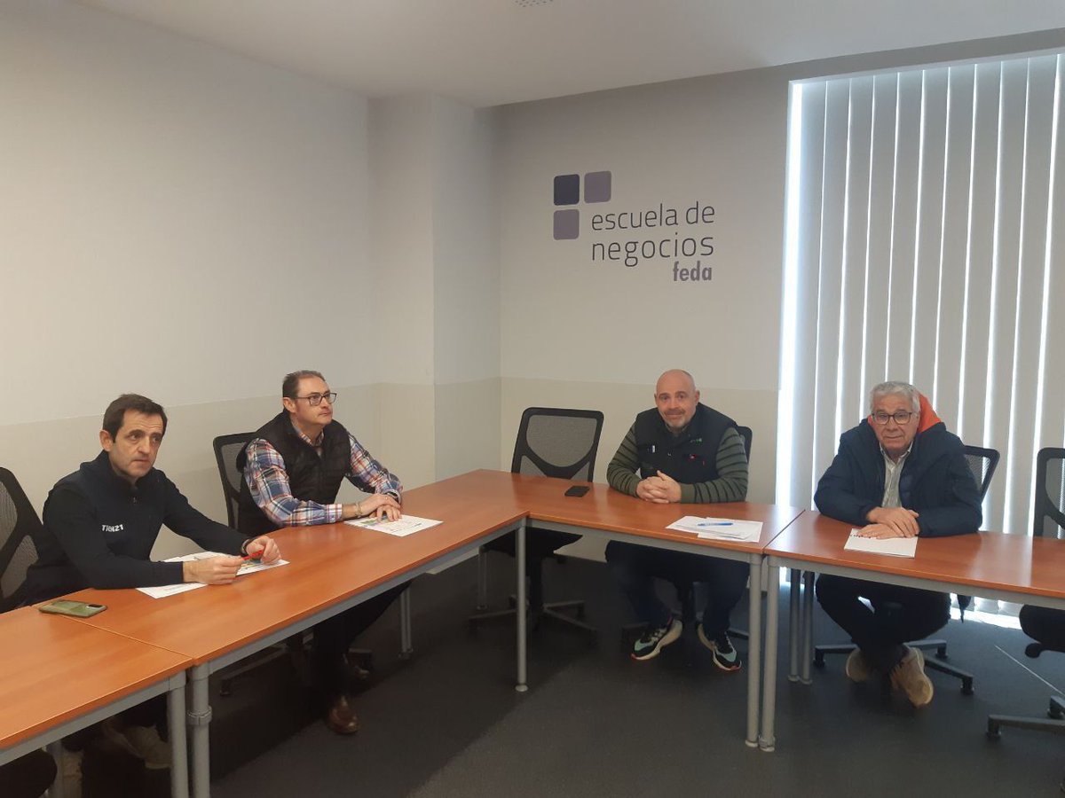 EmpresariosFEDA's tweet photo. Reunión de la Junta Directiva de la Asociación Provincial de Comerciantes del Hogar, Electrodomésticos, Ocio y otros, integrada en #FECOM y #FEDA, para presentar el informe de actuaciones realizadas y las líneas de actuación para este año.
#FEDAAsociaciones #FECOMTuComercio https://t.co/NrEoKbMcmN