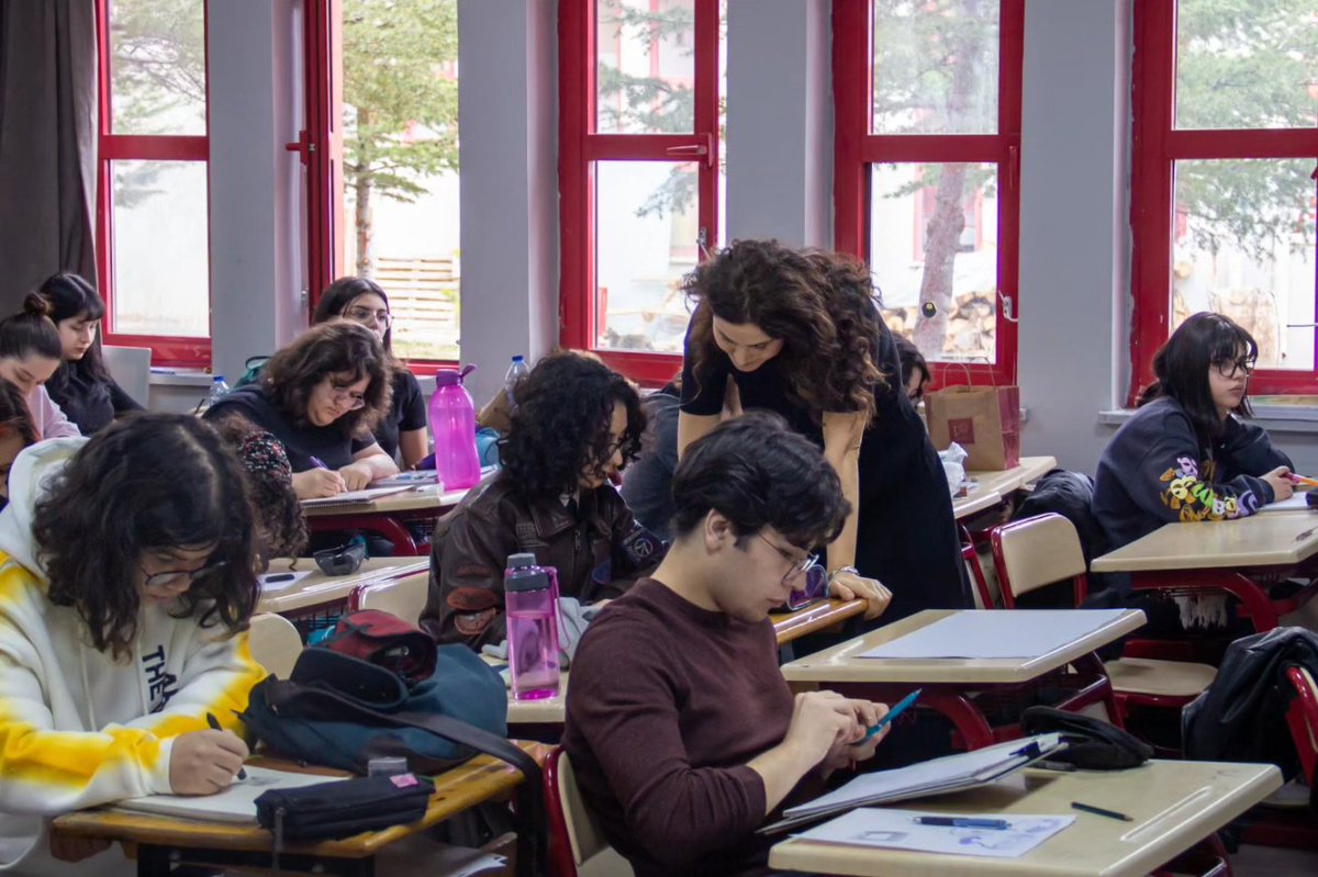 Müzik ve Güzel Sanatlar Eğitim Fakültemiz Dekanı Prof. Dr. Barış Demirci, Fakültemiz Öğr. Üyeleri ile birlikte Ankara Güzel Sanatlar Lisesini ziyaret ederek genç sanatçılara Üniversitemiz hakkında bilgi verdi.
<a href="/guzel_lisesi/">Ankara Güzel Sanatlar Lisesi</a>