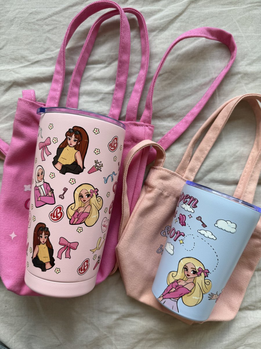 ourmanglish's tweet photo. THEY HAVE LANDED! 🫧🎀 
Available for purchase at 8:00PM TONIGHT! 🔗 https://t.co/0rqLAHnc4N 

🩰 20 oz Tumbler
🧢 12 oc Coffee Cup

Special launching gifts 
🎁 free metal straw
🎁 cotton cup carrier bag
🎟️ “SHIPPINGRM8” for delivery voucher!

Yeee dia ada bajuuuu! 🤣🙏 https://t.co/rRkfvonuF6