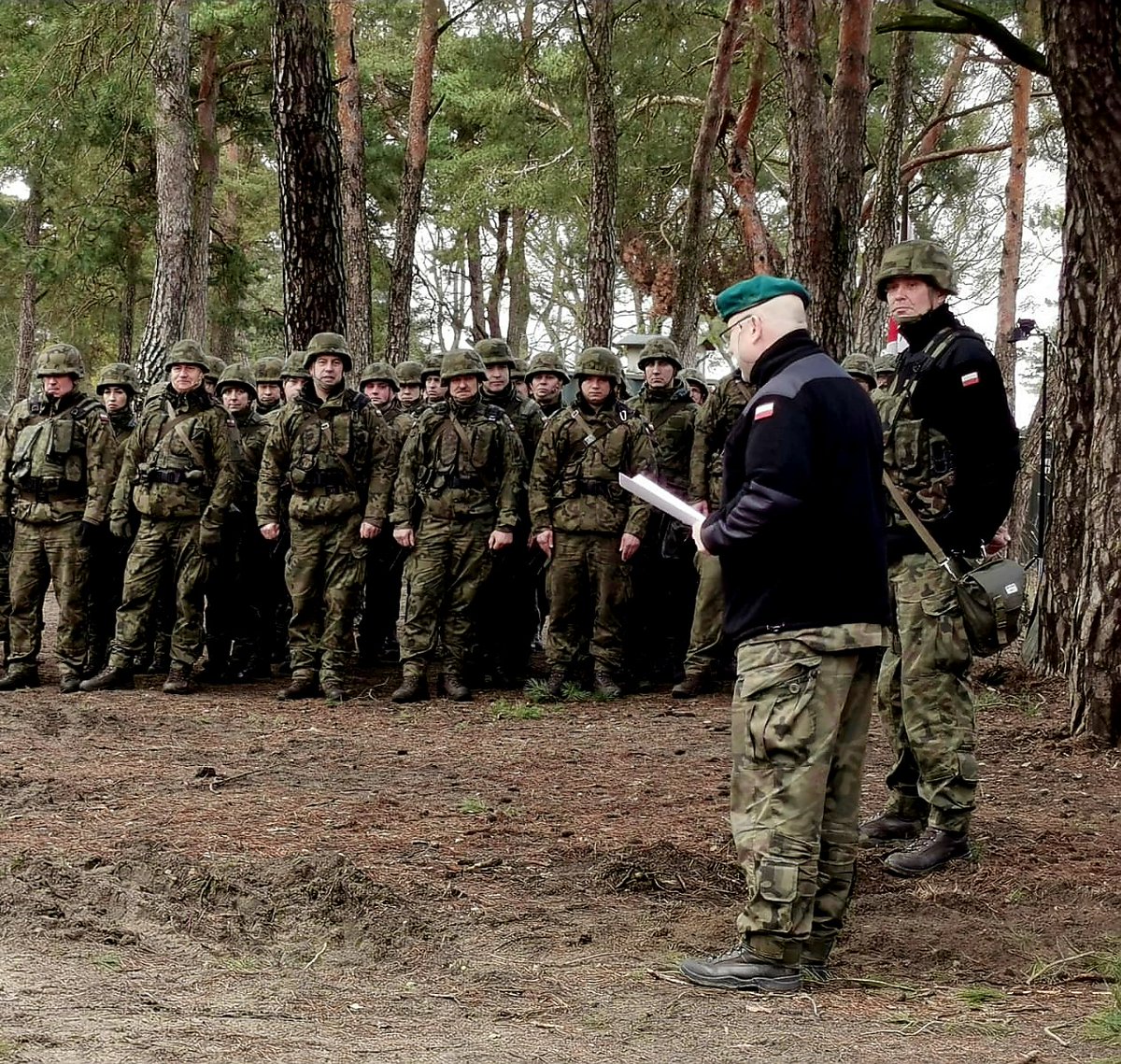 1BLogBydgoszcz's tweet photo. Po przemieszczeniu w rejon operacyjnego rozmieszczenia przyszedł czas na instruktaż całego stanu osobowego #2blog oraz #112brem, podczas którego omówiono najważniejsze cele szkoleniowe do osiągnięcia w czasie ćwiczeń pk. #Dostawa24, #Przerzut24. https://t.co/gYfh7zHKZ4