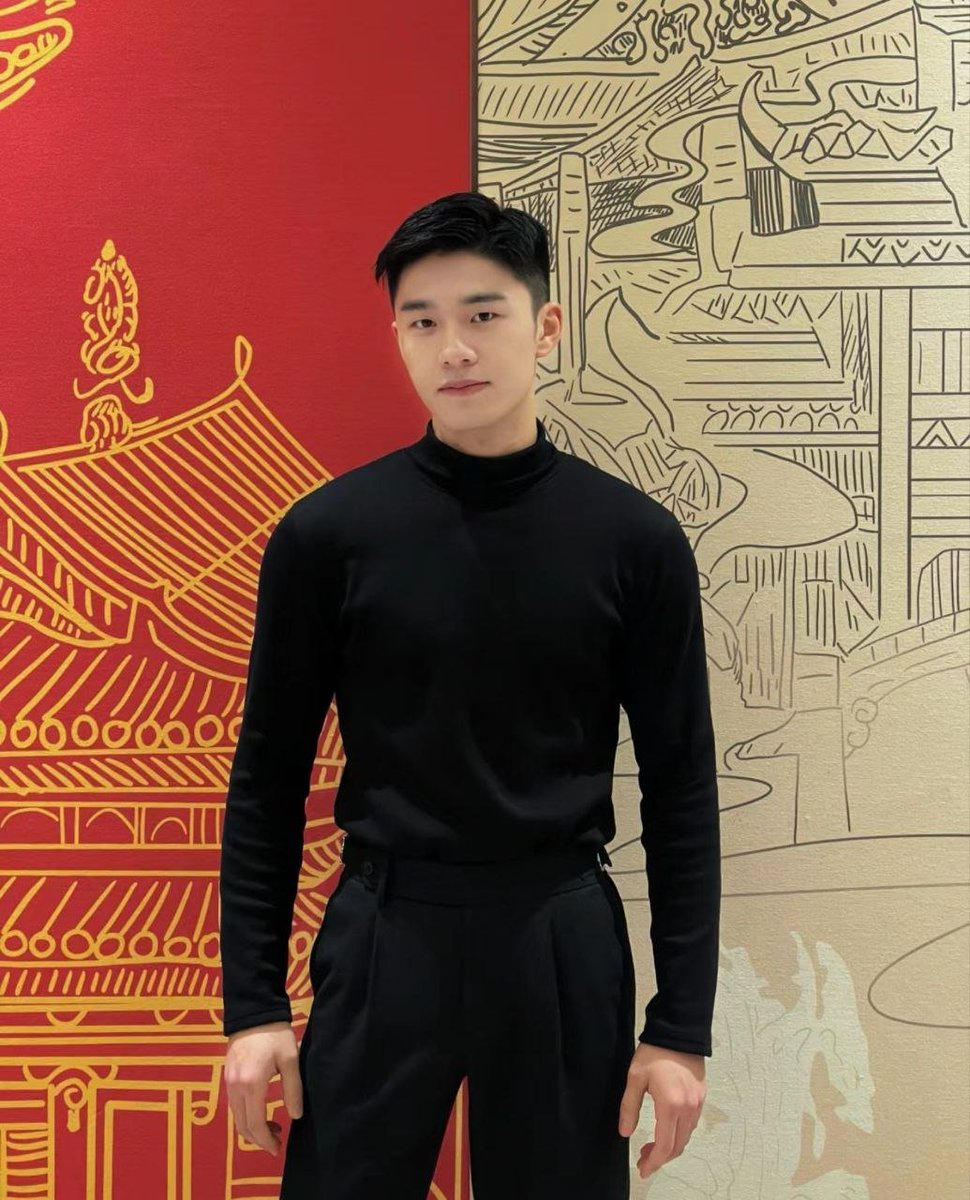 AmandaVill49247's tweet photo. 在外面有多正式就穿多正式 在家就不一样了天天尝试放纵的滋味 想脱就脱 刚午睡被大屌硬醒了 这硬度有骚货想尝尝嘛 私我 合适可约 https://t.co/xDcs1LB7vy