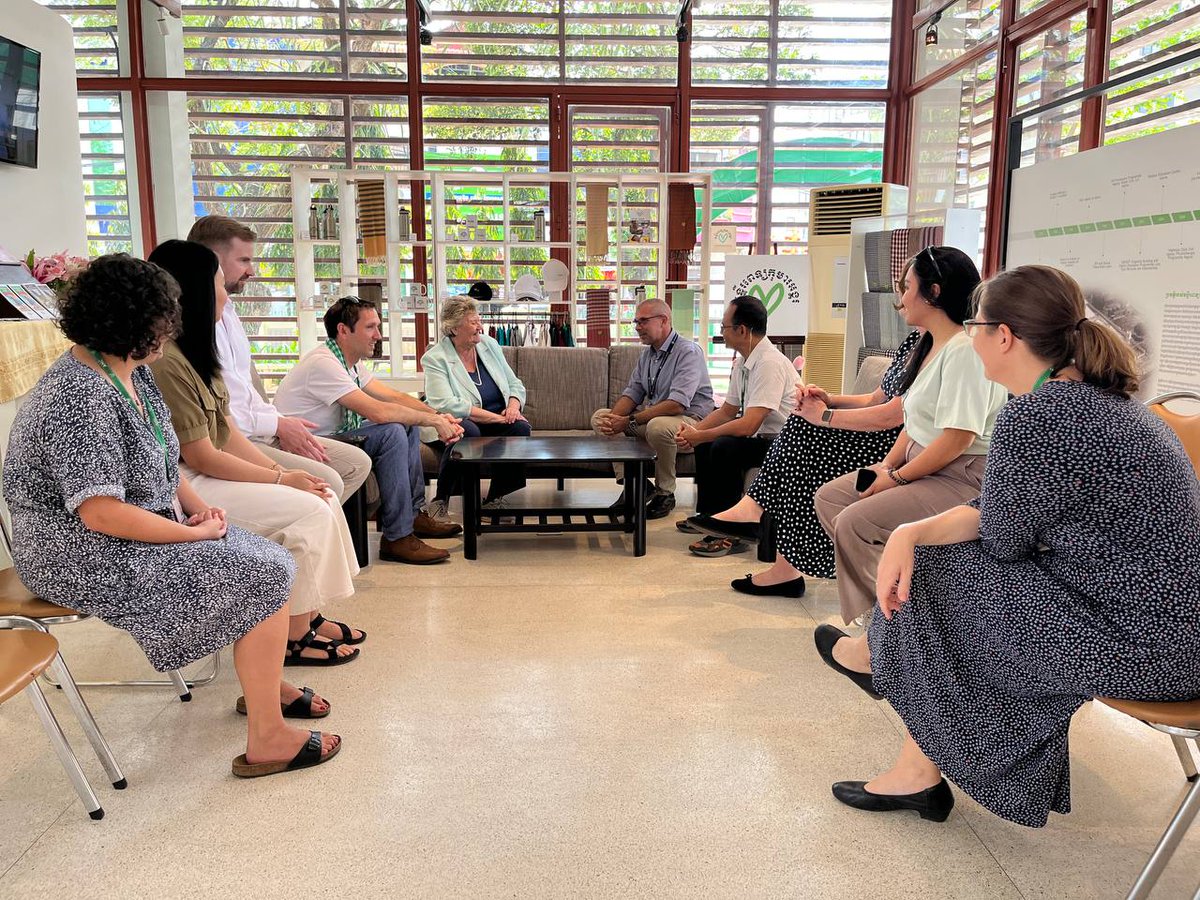 .@HeatherWheeler met with Paul Turner, Director of COMRU at @angkorhospital to discuss the role of 🇬🇧 education, science, & research in developing human capacity& exporting medical technology to🇰🇭. They're excited to see how the UK's expertise will support the 🇰🇭 Health System.