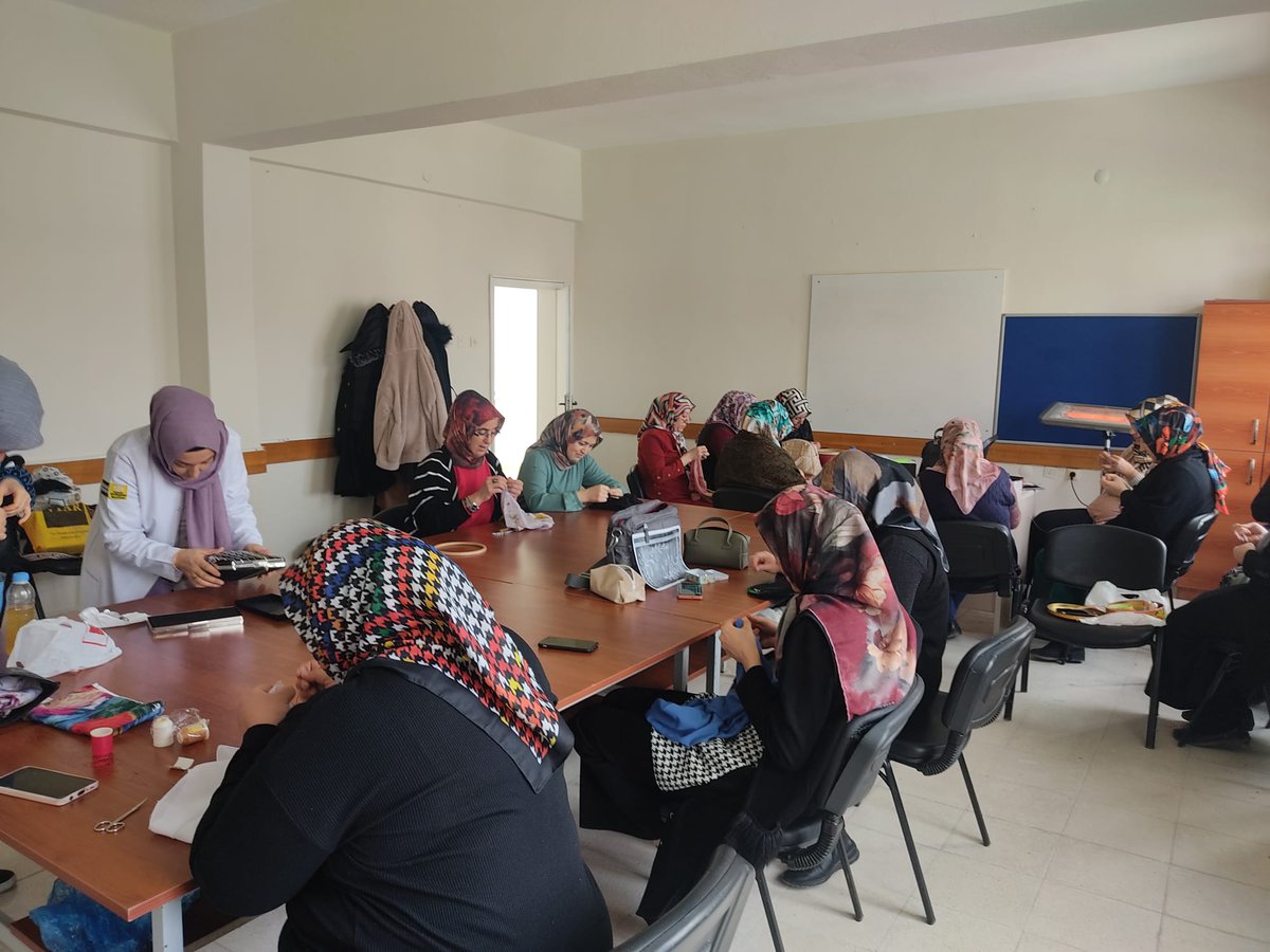 komekkonya's tweet photo. 📚 İçeriçumra KOMEK'te harika kurslar devam ediyor! 🌟
Kuran-ı Kerim Elifba, Kuran Dili Arapça 2, İğne Oyası, Mefruşat ve Oyun odası eğitimlerine yoğun katılımla başladı. 🎓💫
#İçeriçumraKOMEK #Kurslar #Eğitim #Bilgi #Kayıt #komekkonya #komekteöğrendim https://t.co/Eou09CWlN8