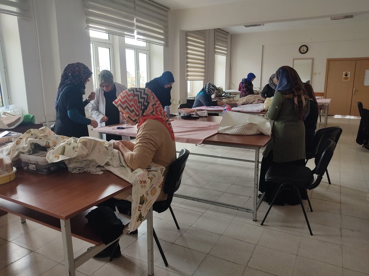 komekkonya's tweet photo. 📚 İçeriçumra KOMEK'te harika kurslar devam ediyor! 🌟
Kuran-ı Kerim Elifba, Kuran Dili Arapça 2, İğne Oyası, Mefruşat ve Oyun odası eğitimlerine yoğun katılımla başladı. 🎓💫
#İçeriçumraKOMEK #Kurslar #Eğitim #Bilgi #Kayıt #komekkonya #komekteöğrendim https://t.co/Eou09CWlN8