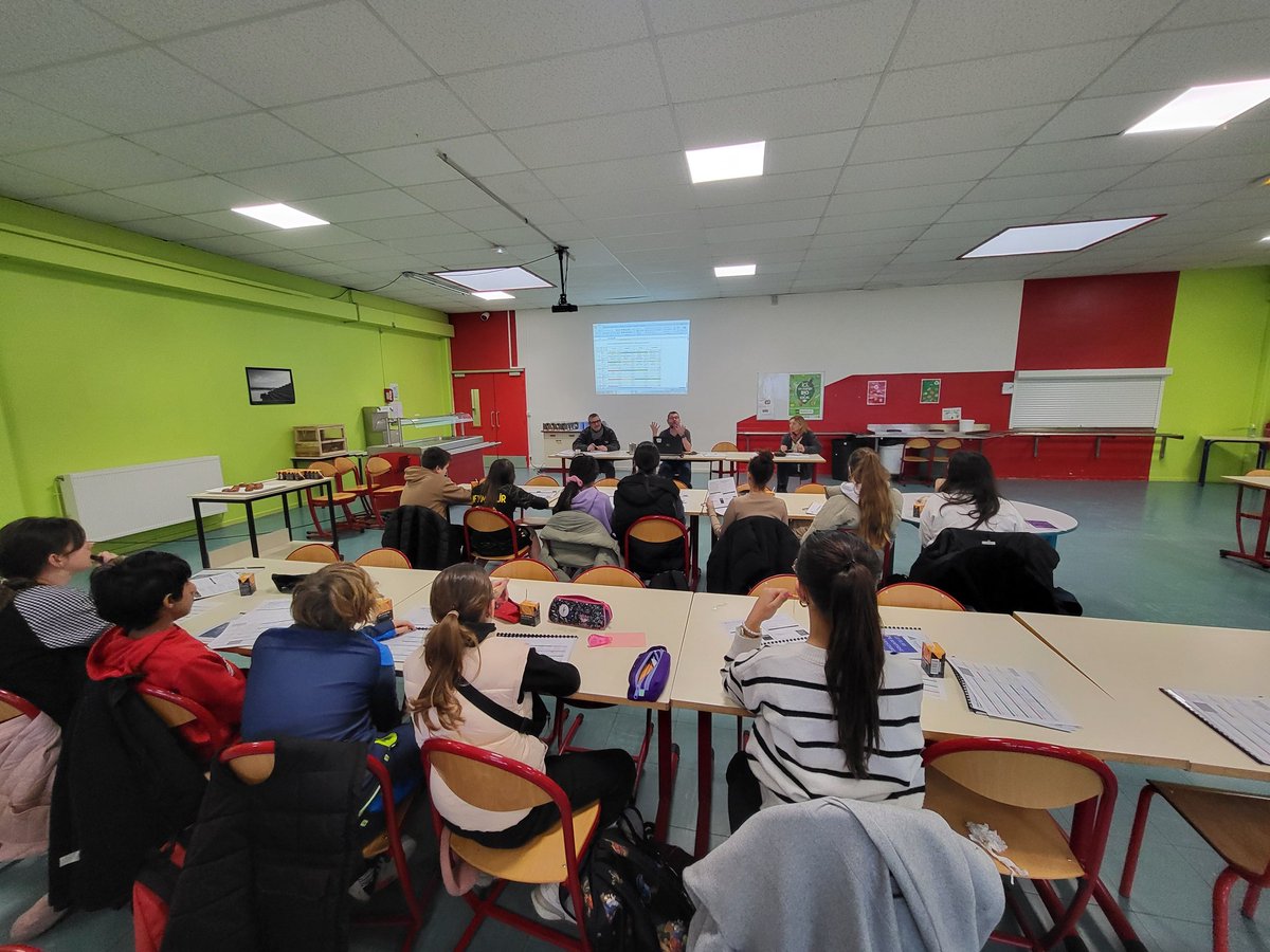 JulienGiovacch1's tweet photo. Réunion des élèves membres du #CVC en commission menu du restaurant scolaire du #collegedelamorinie. Des élèves impliqués et informés des contraintes pour une alimentation équilibrée. #bio #approlocal #CD62 #noselevesontdutalent https://t.co/FnouPPw8od