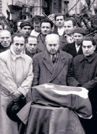 Soldaki fotoğraf: Türk savunma sanayisinin kurucusu olarak kabul edilen Nuri Killigil Paşa, fabrika mühendisleri ve bir subay arkadaşı ile birlikte Sütlüce'deki Killigil Silah Fabrikası'nda üretilen uçak bombalarının önünde, 1946. Sağdaki fotoğraf: 2 Mart 1949 günü sahibi olduğu…