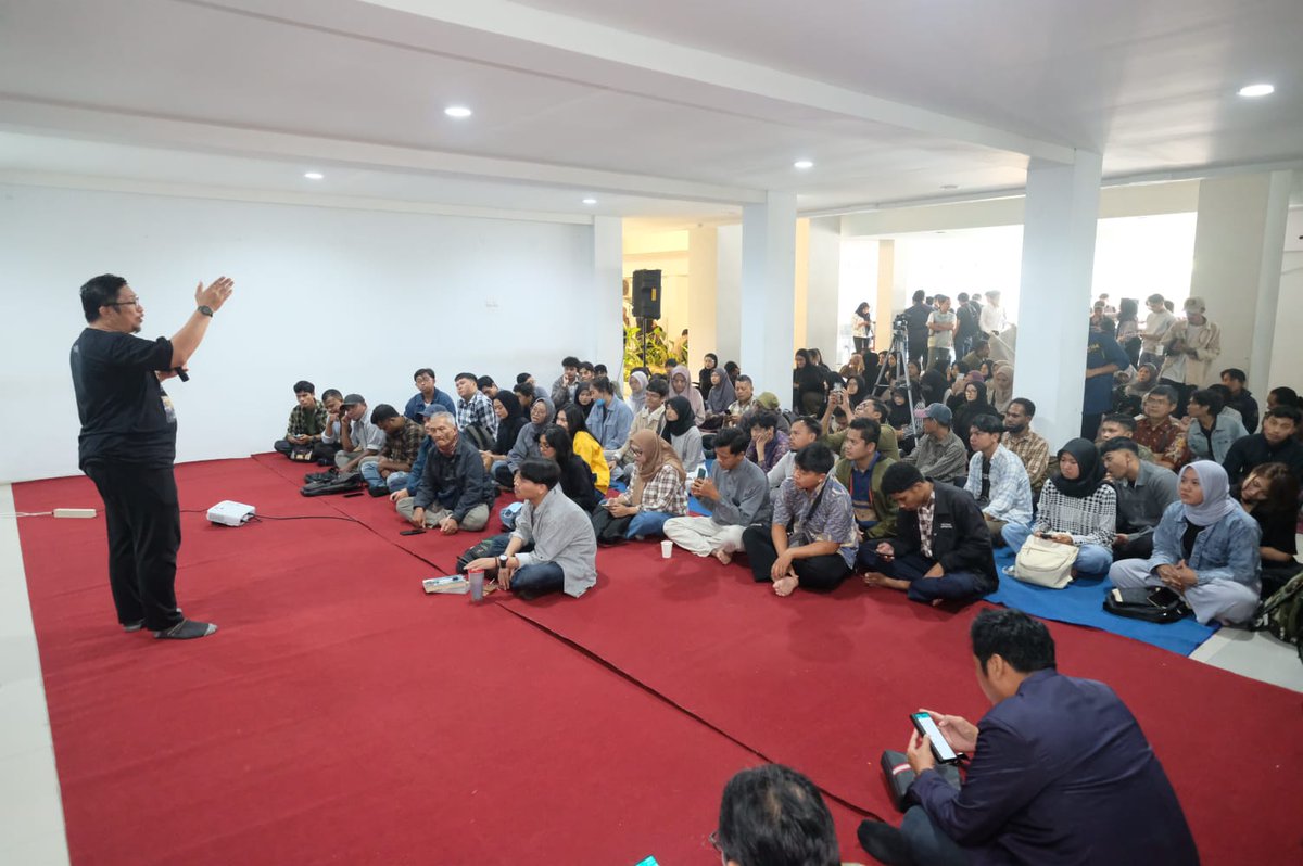 Diskusi filmDirty Vote di Univ Widya Gama Malang, Rabu pagi tadi.