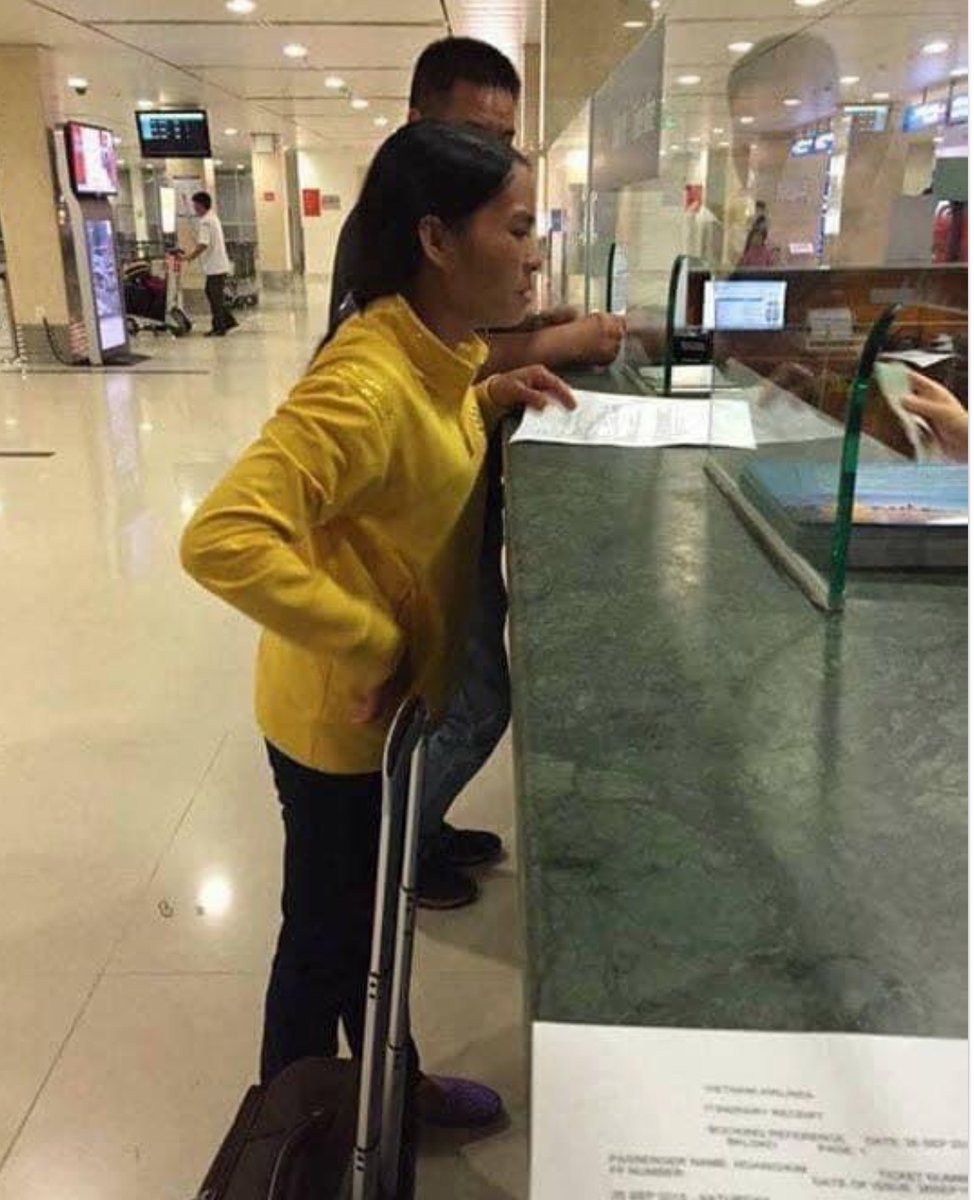 admvhv's tweet photo. "CHỨ MẸ CHẾT THÌ PHẢI LÀM SAO HẢ CHÚ ?"
T/g: Đặng Chung 

Khoảng 5h sáng ngày 25/9 tại sân bay Tân Sơn Nhất, một người phụ nữ làm thủ tục ở quầy vé. Nhìn là biết người nghèo vì áo quần cũ kỹ, mặt mày hốc hác, tiều tụy, đã vậy lại còn thấp bé, chỉ độ 1,5m. Với thái độ khẩn cầu, chị xin được đổi giờ bay chuyến 6h, nhưng chuyến bay đã hết vé, chỉ còn hạng thương gia. Muốn đổi vé, chị phải bù thêm 1,5 triệu đồng.
Những người xung quanh nhìn một người phụ nữ tiều tụy, nghèo khổ ấy lục túi lấy tiền, những đồng tiền chẵn lẻ khác nhau chứng tỏ được thu gom theo kiểu bỏ ống, nhưng cũng đủ để bù giá vé. Ai cũng ngạc nhiên khi thấy chị quyết định không chút đắn đo, có người còn cười cợt vì cho rằng nghèo mà “chơi leo”. Hầu như chị không quan tâm đến thái độ, ánh nhìn của những người xung quanh, với chị, được đổi giờ bay sớm hơn là quan trọng nhất.
Nam nhân viên giám sát mặt đất như muốn xác định lại: “Chị mua vé hạng thương gia cơ à?”. Chị đáp lại: “D��� vâng! Chứ mẹ chết thì phải làm sao hả chú?”.
Những người xung quanh nghe câu nói của chị đều lặng ngắt và thực sự chia sẻ. Có thể chị không hề biết hạng thương gia là gì, và chị cũng không bận tâm khi phải thêm số tiền không nhỏ đối với chị, để chỉ về với mẹ sớm hơn một giờ. Một giờ thôi nhưng quý báu vô cùng.
Dù chị không kể ra, nhưng ai cũng có thể hiểu chị là công nhân hoặc là người tha phương kiếm sống. Cuộc mưu sinh và cái nghèo không cho chị có cơ hội bên mẹ những ngày đau yếu, chỉ khi tử biệt sinh ly mới tất tả chạy về. “Chứ mẹ chết thì phải làm sao hả chú?”, một câu nói chưa đựng nỗi đau và cũng là sự uất hận của người con không gặp mặt mẹ trước khi mẹ mất.
Câu chuyện lên đến cao trào cảm xúc ở đoạn sau. Nam nhân viên sau khi nghe chị nói đã chạy đi một lát rồi quay trở lại. Anh nói: “Em đổi vé xong rồi, chị đi đi nh��. Không phải bù thêm tiền bạc gì đâu”. Ngay sau đó, một nữ nhân viên khác gửi lại cho chị 1,5 triệu đồng.
Không ai biết nam nhân viên ấy đã làm cách gì để giúp chị. Có thể anh đã trình bày hoàn cảnh của chị với người có trách nhiệm cao hơn, và mọi người đã nhanh chóng xử lý, chuyển chị lên hạng thương gia nhưng không thu tiền. Dù cách gì thì cũng đã có một kết thúc rất đẹp. Rất cảm ơn những tấm lòng nhân hậu, đã làm cho cuộc sống đáng yêu hơn.
Một bạn viết trên facebook: “Đây là câu chuyện cổ tích giữa đời thường. Mình đã khóc khi đọc đến dòng cuối cùng. Thật tự hào về truyền thống tương thân tương ái của người Việt. Xin chia buồn với sự mất mát của chị”.
Tác  giả  :  Đặng  Chung  -  Cre:  Hiing  Hoong  Lee
