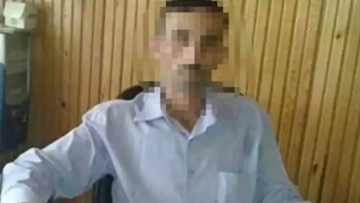 darkwebhaber's tweet photo. Konya'da birlikte yaşadığı kadın ile 'swinger' partilerine katılan mahalle muhtarı şahsın, kadının şu an 17 yaşındaki olan kızına 3 yıl boyunca cinsel istismarda bulunduğu ortaya çıktı. 

Cep telefonunda da küçük kız ile birlikte cinsel içerikli fotoğraf-videolar bulunan şahıs ve anne tutuklandı. 17 yaşındaki kız, devlet koruması altına alındı. 

Muhtar ifadesinde, "Kız ile ilişki yaşadım. Telefonumda çıkan fotoğrafların birçoğunu da annesi çekti. Fotoğraflardan bilgisinin olmamasının imkanı yok." dedi.
