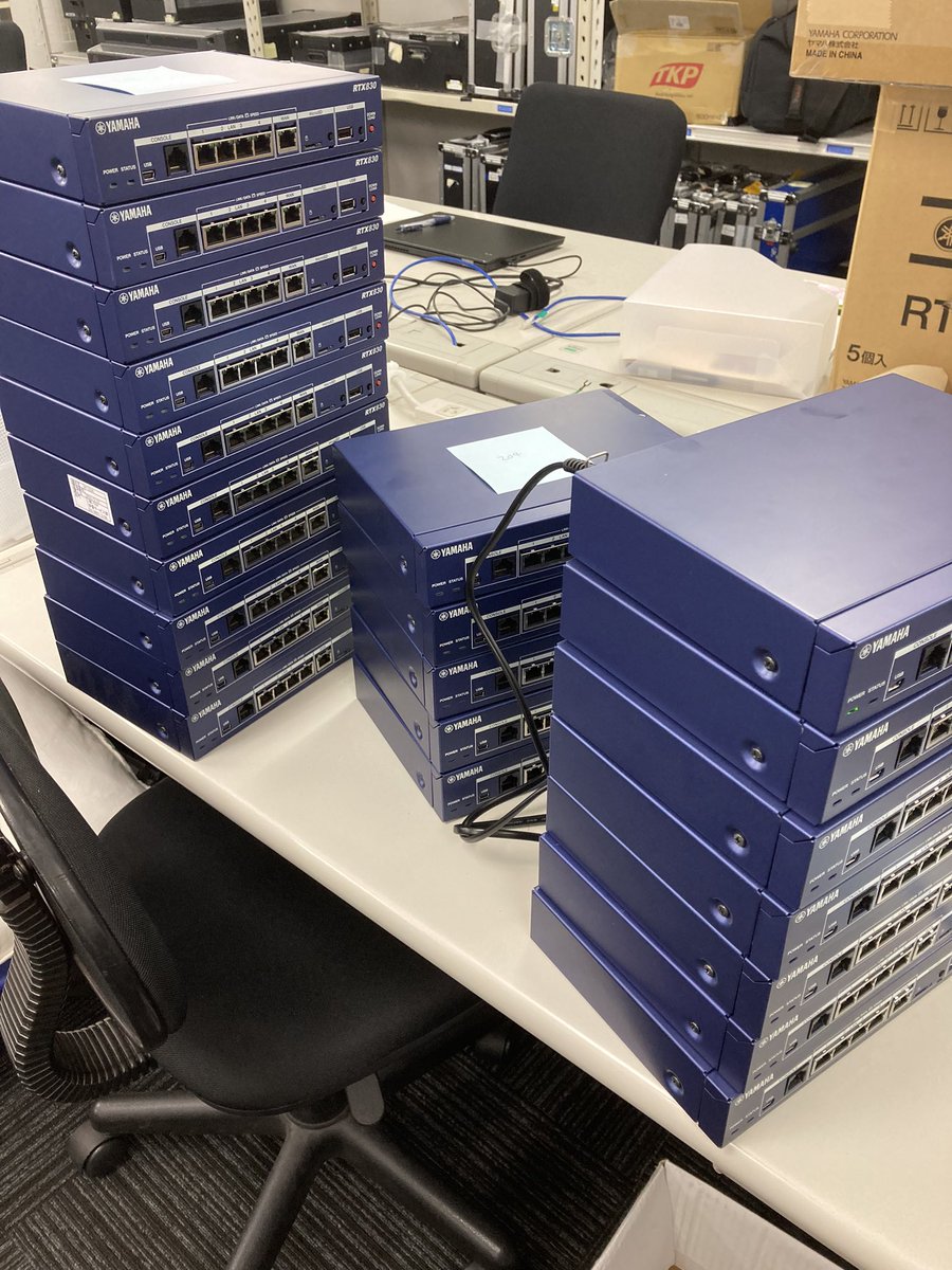 TkpWeb's tweet photo. ほんの一部ですが大量のルーターが並んでおります！

企業の研修用にうちのスタッフが絶賛設定中です💻

#ティーケーピー 
#yamaha 
#rtx830 
#るーたー https://t.co/UZp7ATHcQq