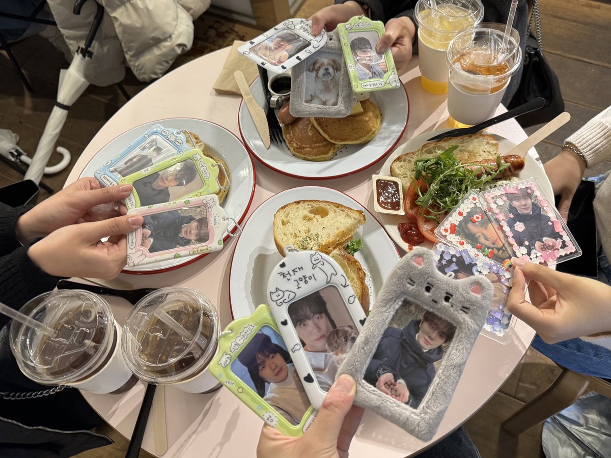phnmn_0reo's tweet photo. 현상이가 가득한 현상이카페 ,,, ♡
아름다와요 🥺🤍
#With_All_My_Love
#데뷔_6주년_기다려왔다고_맘을_전해줄게 https://t.co/HgpGgNyu2K