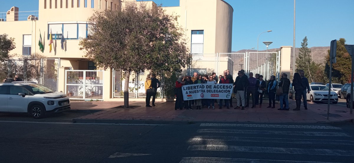antonio_socias's tweet photo. Concentración de los trab. de Igualdad, puertas del Centro Protección de Menores Residencia Piedras Redondas. Parece mentira, los trabajadores de igualdad no tienen libre acceso a su delegación, para hacer cualquier gestión.
#fsccooalmeria 
#ccoo 
#ccoofsc 
#ccoofscandalucia https://t.co/b2nE5tnRUI