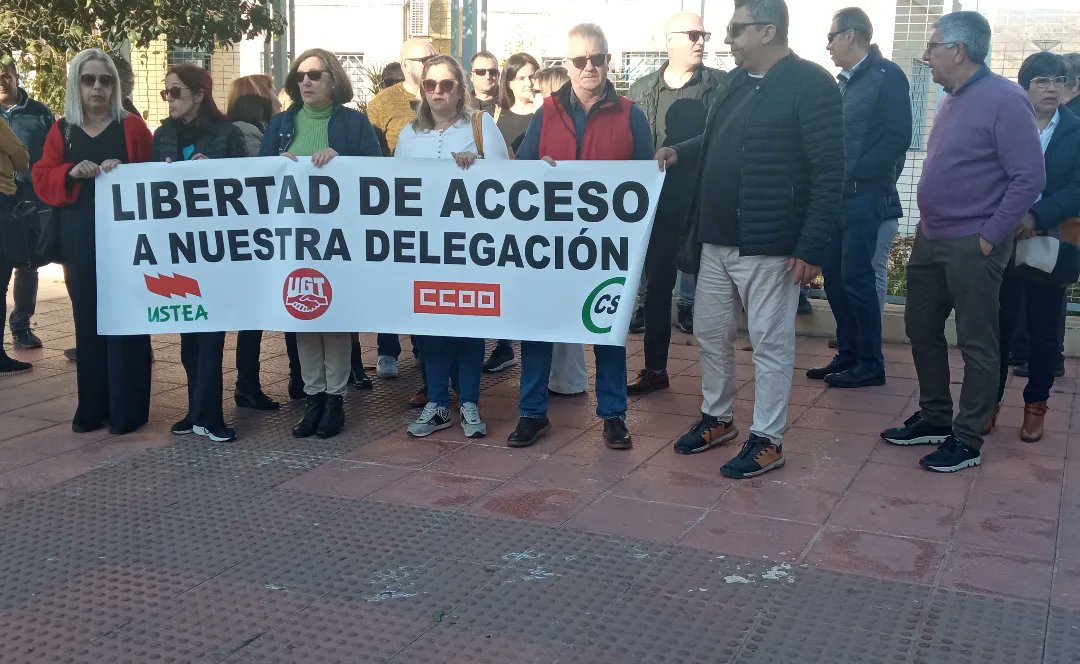 antonio_socias's tweet photo. Concentración de los trab. de Igualdad, puertas del Centro Protección de Menores Residencia Piedras Redondas. Parece mentira, los trabajadores de igualdad no tienen libre acceso a su delegación, para hacer cualquier gestión.
#fsccooalmeria 
#ccoo 
#ccoofsc 
#ccoofscandalucia https://t.co/b2nE5tnRUI