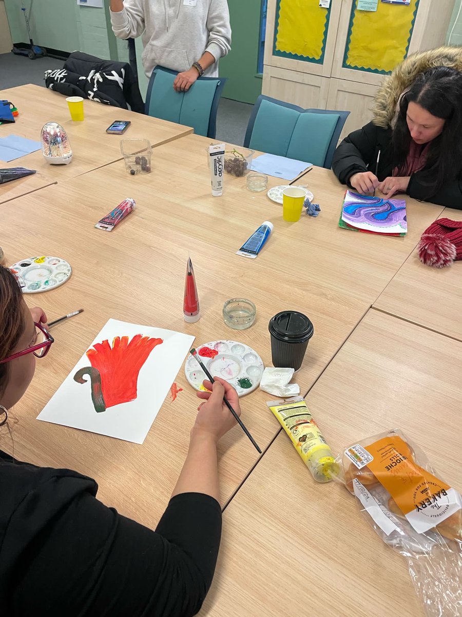 Today we have a great session planned for the mothers and young people. We have the wonderful Panna coming back to do art with the kids and the brilliant @4youngminds coming in to talk about child mental health with the mums! #ArtTherapy #childmentalhealth #mothers #youngpeople