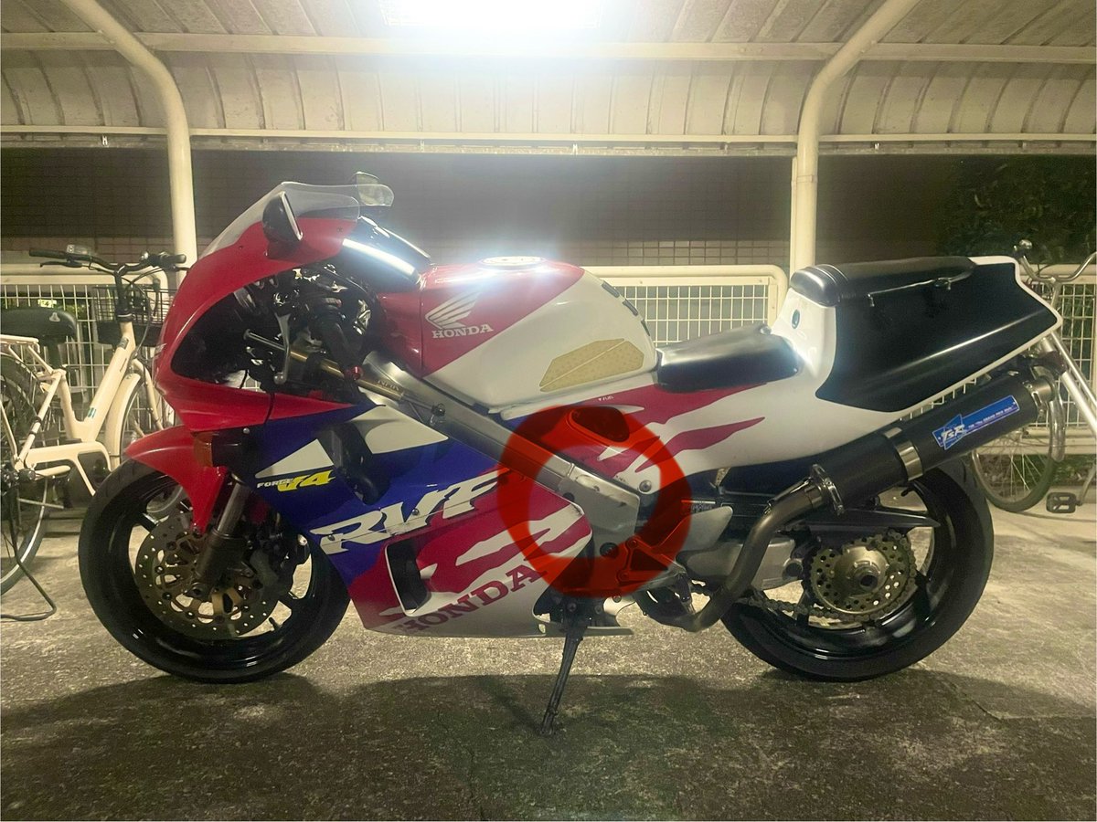 RVF4008's tweet photo. 車体右側のHONDAロゴ傷あり。
車体左側側フレーム付近　黒いブーツ溶け後 https://t.co/6e114rKCJ6