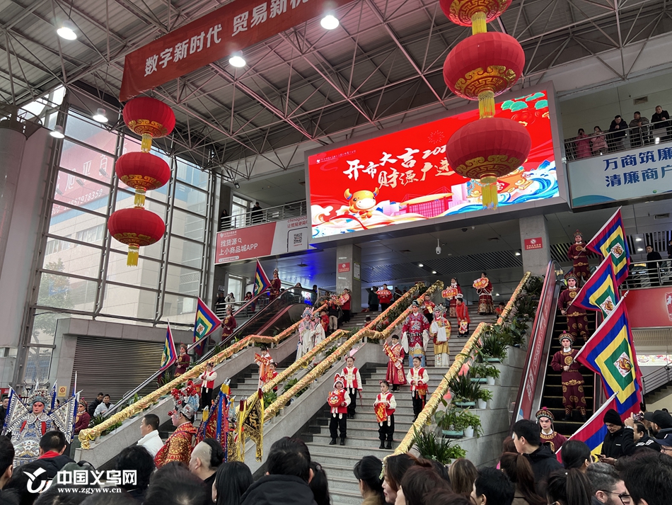 CharmingYiwu's tweet photo. The #Yiwu International Trade Market, the global hub for #smallgoods trade, reopened on Feb 21 after the #ChineseNewYear holiday. 75,000 vendors welcome guests from far and wide, beginning a prosperous journey in the #YearoftheDragon. 🐉✨ #YiwuFocus https://t.co/nvyIlGrGTD