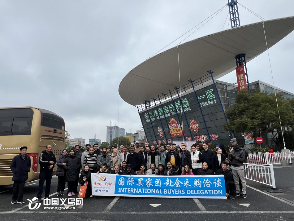 CharmingYiwu's tweet photo. The #Yiwu International Trade Market, the global hub for #smallgoods trade, reopened on Feb 21 after the #ChineseNewYear holiday. 75,000 vendors welcome guests from far and wide, beginning a prosperous journey in the #YearoftheDragon. 🐉✨ #YiwuFocus https://t.co/nvyIlGrGTD