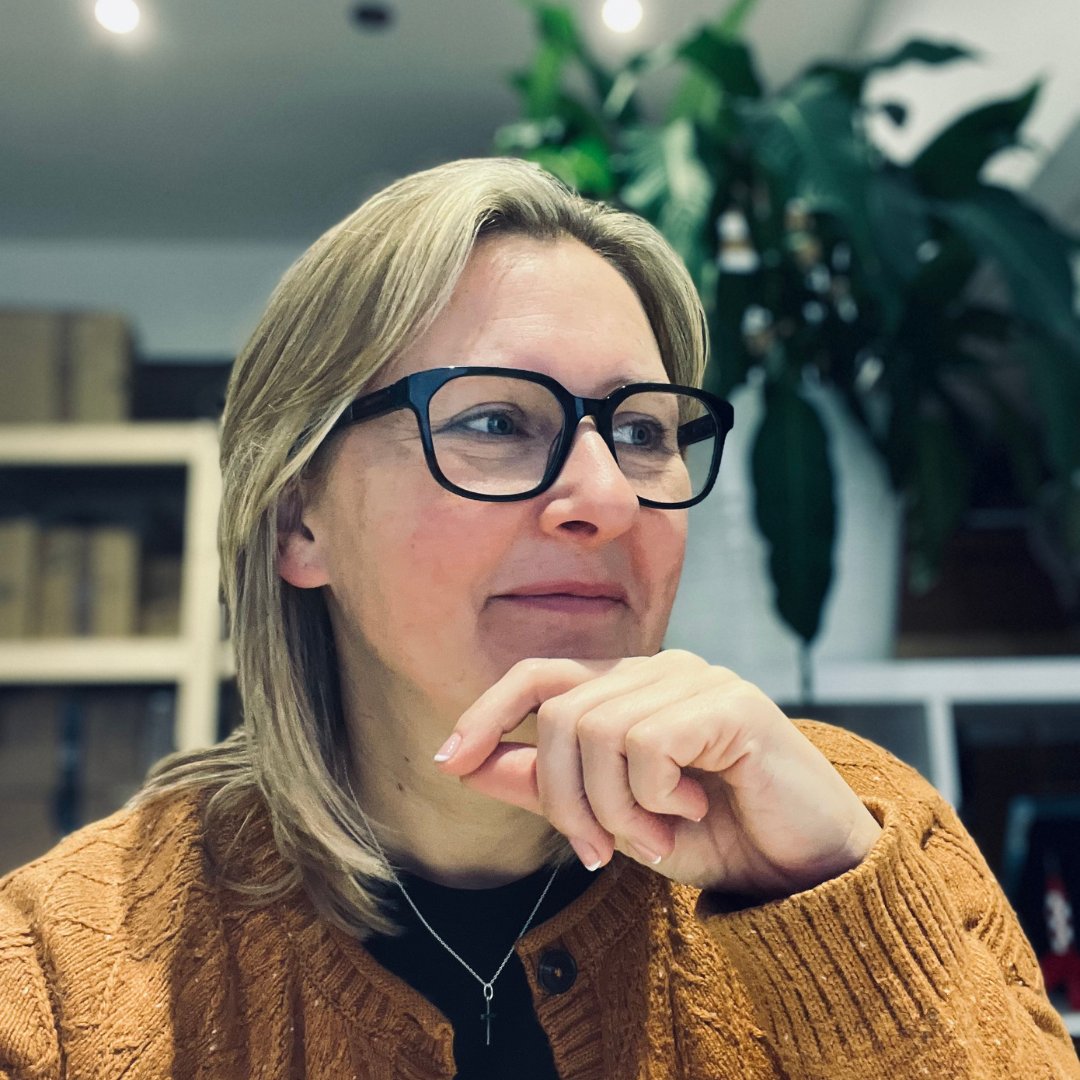 TheInkyShopUK's tweet photo. Not entirely sure why Esther is smirking, she is snagging the new Inky Shop website over 2 screens! May be cross-eyed by the end of the day? 👀 

#reseller #neuland #uk #inkythinking https://t.co/N4bwfMtX0g