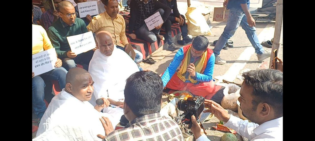 Rmahto393's tweet photo. जेएसएससी जेई के रिजल्ट को लेकर सरकार और जेएसएससी की चुप्पी पूरी तरह से निंदनीय है .आज छात्र पिंडदान कर रहे हैं . इतना सब होने के बाद भी आंख में पट्टी बांधना सरकार के लिए आने वाले दिनों में मुश्किल ना बन जाए...
#jssc_je_result_release_kro 
@ChampaiSoren  @HemantSorenJMM https://t.co/CQVpSMF26u