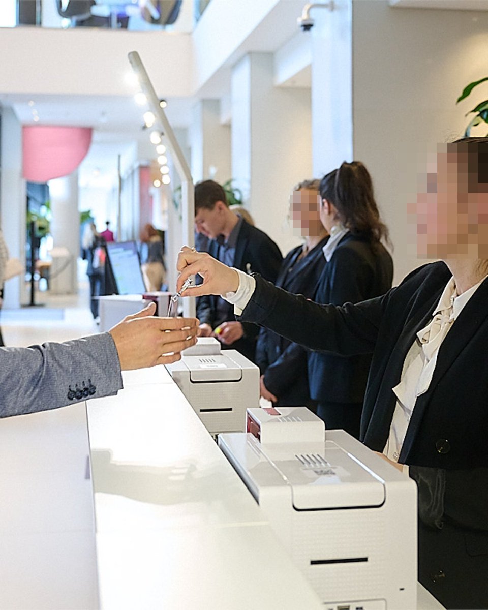 plazz_AG's tweet image. PARTNER 🤝
Auf einem #Jahresauftakt eines Partners wurde unsere innovative #CheckInApp erfolgreich implementiert und Stefan Effenberg war Special Guest. Unsere #digitaleLösungen zeigen wie der Ablauf von #Veranstaltungen effizienter und benutzerfreundlicher gestaltet werden.