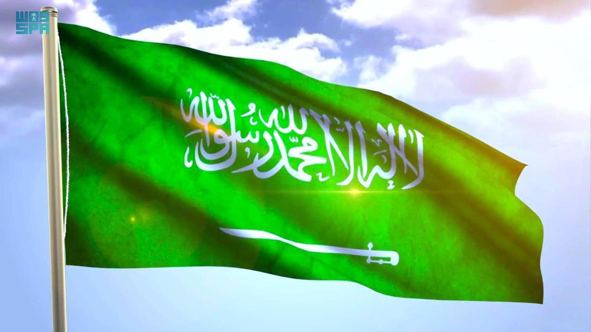SaudiNews50's tweet photo. غدًا الخميس..

المملكة العربية السعودبة تحتفل بذكرى يوم تأسيس الدولة السعودية 🇸🇦👇

تحتفي المملكة العربية السعودية غداً الخميس 12 شعبان 1445هـ، الموافق 22 فبراير 2024م، بذكرى يوم تأسيس الدولة السعودية في منتصف عام 1139هـ الموافق لشهر فبراير من عام 1727م على يد الإمام ��حمد بن سعود – رحمه الله –.
وتتجسّد في هذه المناسبة الوطنية معاني الاعتزاز بالجذور الراسخة والعمق التاريخي لهذه الدولة المباركة، وارتباط مواطنيها الوثيق بقادتها منذ تأسيس الدولة السعودية الأولى ��بل ثلاثة قرون وعاصمتها الدرعية ودستورها القرآن الكريم وسنة رسوله صلى الله عليه وسلم حتى وقتنا الحاضر.
ويفتخر أبناء المملكة بهذا الإرث التاريخي الكبير الذي أسسه الإمام محمد بن سعود – رحمه الله – في دولة عظيمة رسمت سجلاً حافلاً لأحداث الحياة الاجتماعية والسياسية والاقتصادية والثقافية التي عاشها أبناء الجزيرة العربية آنذاك تحت حكم الدولة السعودية الأولى، مروراً بحكم الإمام تركي بن عبدالله بن محمد بن سعود – رحمه الله – مؤسس الدولة السعودية الثانية، وصولاً إلى توحيد المملكة العربية السعودية على يد موحدها الملك عبدالعزيز بن عبدالرحمن الفيصل آل سعود – رحمه الله - وباني نهضتها الذي ينسب إليه الفضل بعد الله في تطورها ونمائها ووصولها إلى ما وصلت إليه اليوم من نهضة داخلية ومكانة متميزة عربياً وإقليمياً وعالمياً، ومن بعده أبناؤه الملوك – رحمهم الله – حتى العهد الزاهر لخادم الحرمين الشريفين الملك سلمان بن عبدالعزيز آل سعود، وسمو ولي عهده الأمين – حفظهما الله -.
وذكرى يوم ا��تأسيس فرصة سانحة لاسترجاع ذاكرة ثلاثة قرون مضت منذ تأسيس الدولة السعودية وما تحمله من أحداث ومواقف خلدتها كتب التاريخ والسِّير، وبرزت معالمها على امتداد الجزيرة العربية، إذ لم تكن دولة وليدة لحظة عفوية بل تشكلت على مدى قرون ورسخت قواعد الدولة المتماسكة التي أرست الحكم وجعلت أمن المجتمع في مقدمة اهتماماتها مع خدمة الحرمين الشريفين، وتحقيق رغد العيش للمجتمع وسط تحديات كثيرة، لكن عمق التلاحم الوطني وقوته كان بفضل الله تعالى سبباً في تعاقب الدولة السعودية منذ عام 1727م حتى وقتنا الحاضر، وصد أي عدوان خارجي أو محاولة لخلخلة النسيج الاجتماعي في الدولة السعودية لتستمر نجاحاتها حتى العهد الميمون على الرغم من الظروف العصيبة التي مرت بها في الماضي.
وتزامناً مع هذه المناسبة الوطنية تشهد مدن المملكة إقامة عدد من الفعاليات الثقافية والفنية التي تحلق في سماء الإبداع والحب والولاء مجسدة عمق هذا التاريخ الكبير الذي خلفه لنا قادة هذه البلاد المباركة ورجالاتهم حتى الوقت الحاضر، في لوحات معبرة عن فصول من الزمن مرت بها هذه البلاد في أوقات الرخاء والشدة، وظلت خلالها - ولله الحمد - راسخة أبيّة محافظة على هويتها العربية الأصيلة مجددة مفهوم الوحدة الوطنية في كل مرحلة من مراحل بناء الدولة السعودية الأولى فالثانية حتى المملكة العربية السعودية ظل خلالها التلاحم عنواناً بارزاً للعلاقة المجيدة ما بين الشعب والقيادة الرشيدة، وصولاً للعهد الزاهر لخادم الحرمين الشريفين الملك سلمان بن عبدالعزيز آل سعود وسمو ولي عهده الأمين - حفظهما الله – الذي تشهد خلاله البلاد تطوراً ونهضة في شتى المجالات تقودها الرؤية الطموحة رؤية المملكة 2030.

-