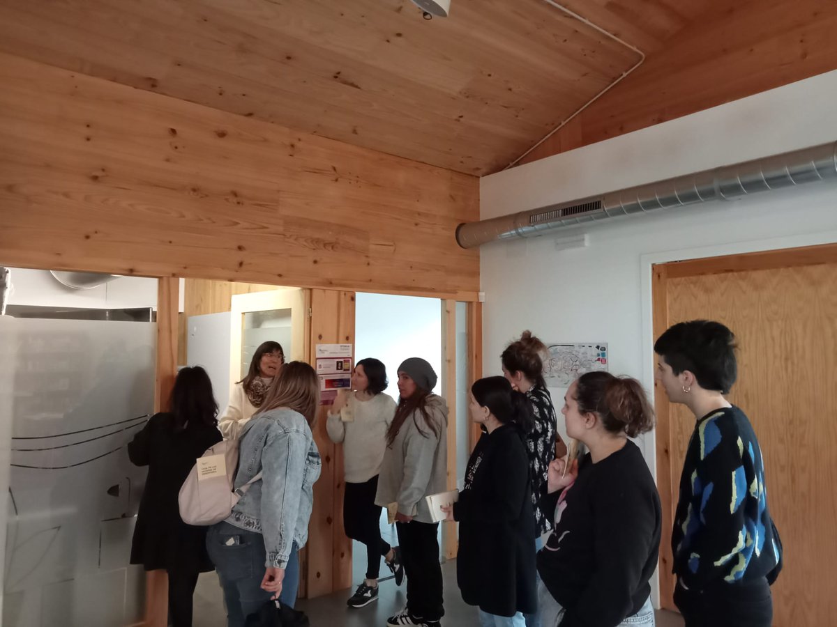 Atzo Errenterian, Emakumeen etxean bisita gidatua izan zuten Familia Lagunek. Conocieron el espacio y nos informaron de las actividades que realizan. Eskerrik asko Errenteriako emakumeen etxeari!