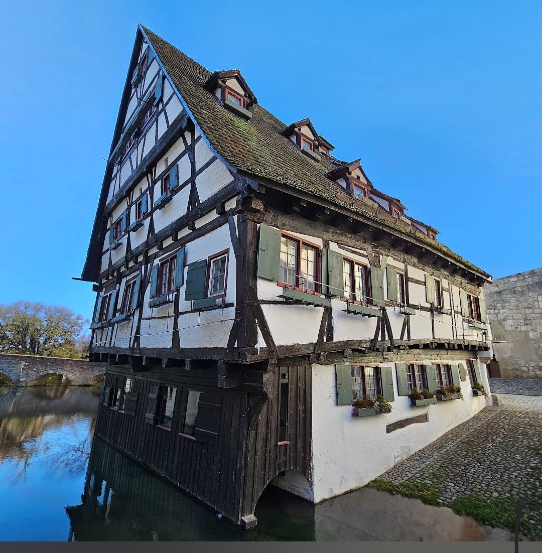 LuytenCarina's tweet photo. Soms kan het al eens scheef zitten...😉
#DancingHouse Prague
#CrookedHouse Sopot
#DansendHuizen Amsterdam
#LeaningHouse Ulm https://t.co/5m5Kklaanl