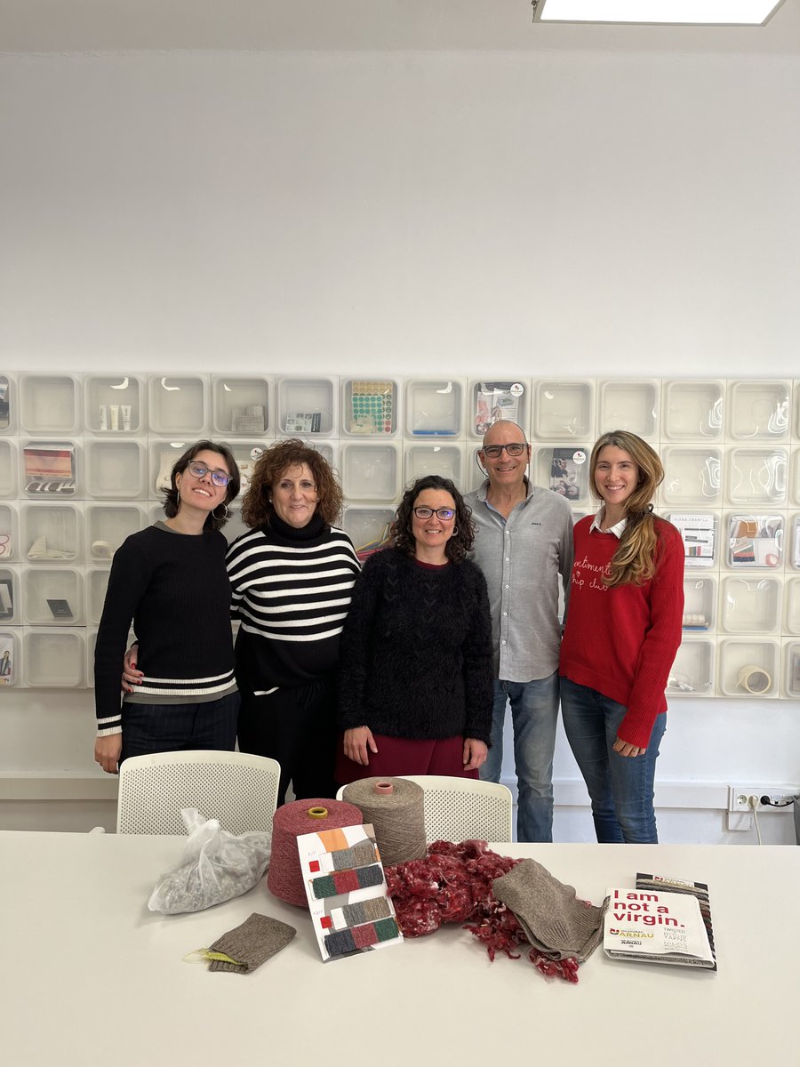 Solidanca's tweet photo. Ahir #CircularWool es va presentar al #Workshop 'L'elefant a l'habitació', mostrant les alternatives d'innovació en la creació d'un fil 🧵d'alta qualitat a partir de llana reciclada. 🔄🐑 Pots llegir-ho tot a 👉https://t.co/hg9DJG0HO7 https://t.co/RtNvroaiZN