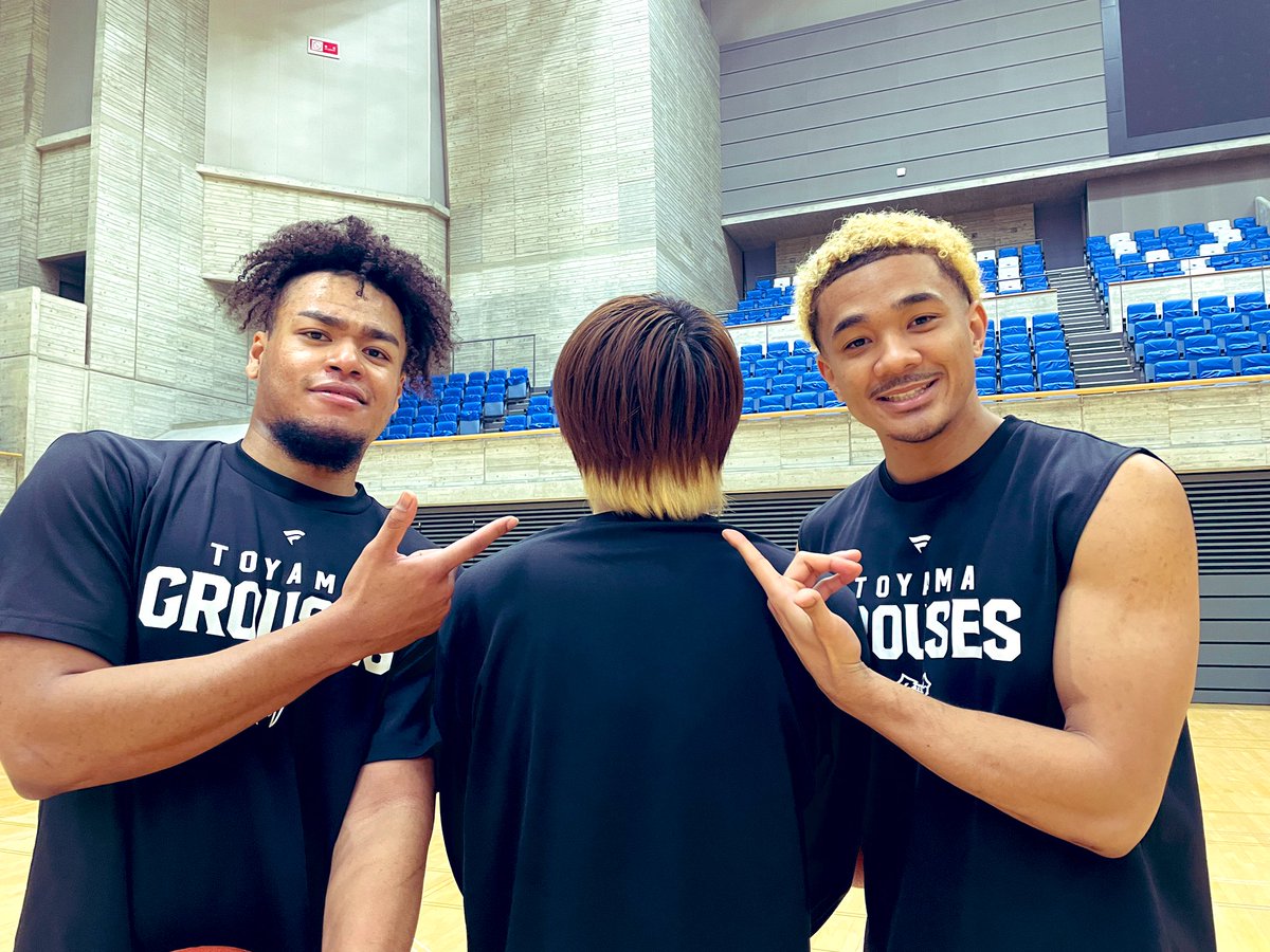 toyamagrouses's tweet photo. 😳😳😳
(髪色をガラッと変えた2選手の写真を撮っていたところ「俺はもう用済みか！」と拗ねていたので、後輩たちが優しく(?)仲間に入れていた図😂)
#米山ジャバ偉生 #野﨑由之 #トロイマーフィーJr #富山グラウジーズ https://t.co/v87LQ8NzYH