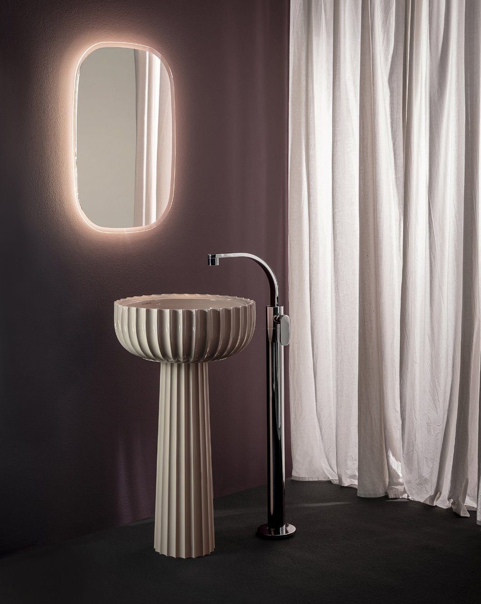FlaminiaDesign's tweet image. #flaminianews
The timeless elegance of the Settecento washbasin in the new 44 cm and freestanding versions and in the new glossy colors Avana and Verde Giada. 
Discover more 👉urly.it/3-6b_

Ph.: Roberto Costantini
#CeramicaFlaminia #washbasindesign #interiordesign