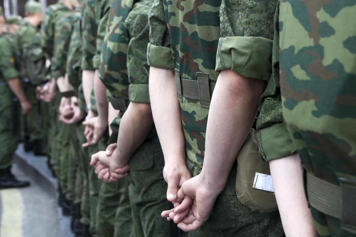What is the nature of the nexus between #rightwing #extremism and the military? @TeunvanDongen, @YVeilleuxLepage, @evianeleidig & @HannaRigault examine five potential consequences of this nexus in 12 different countries. More ➡️buff.ly/48kSZ35
