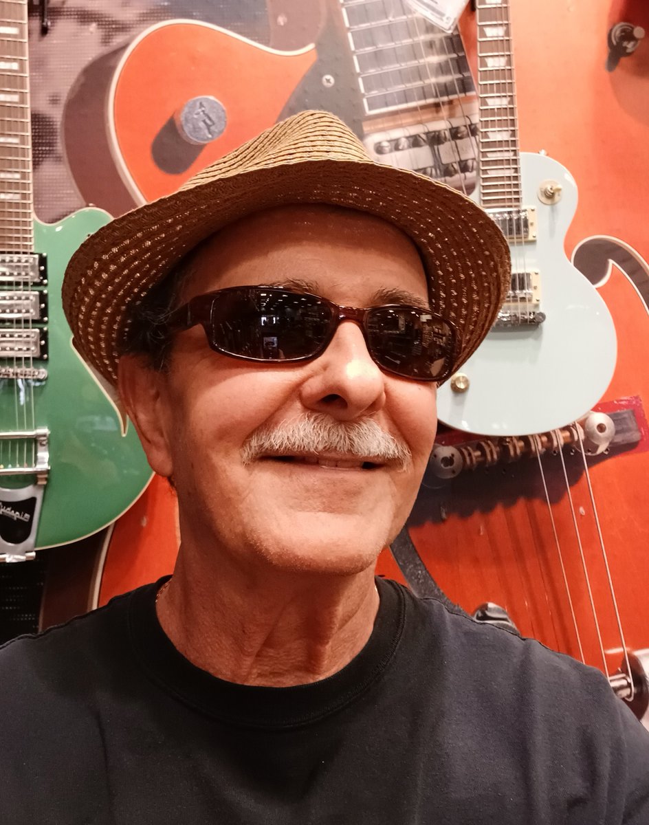 "Me queda mucho de niño y de esa arrebatada forma de comerte la vida cuando eres joven e inexperto." Enrique Von Quin
#silverlifestyle
Entrevista enlace en perfil