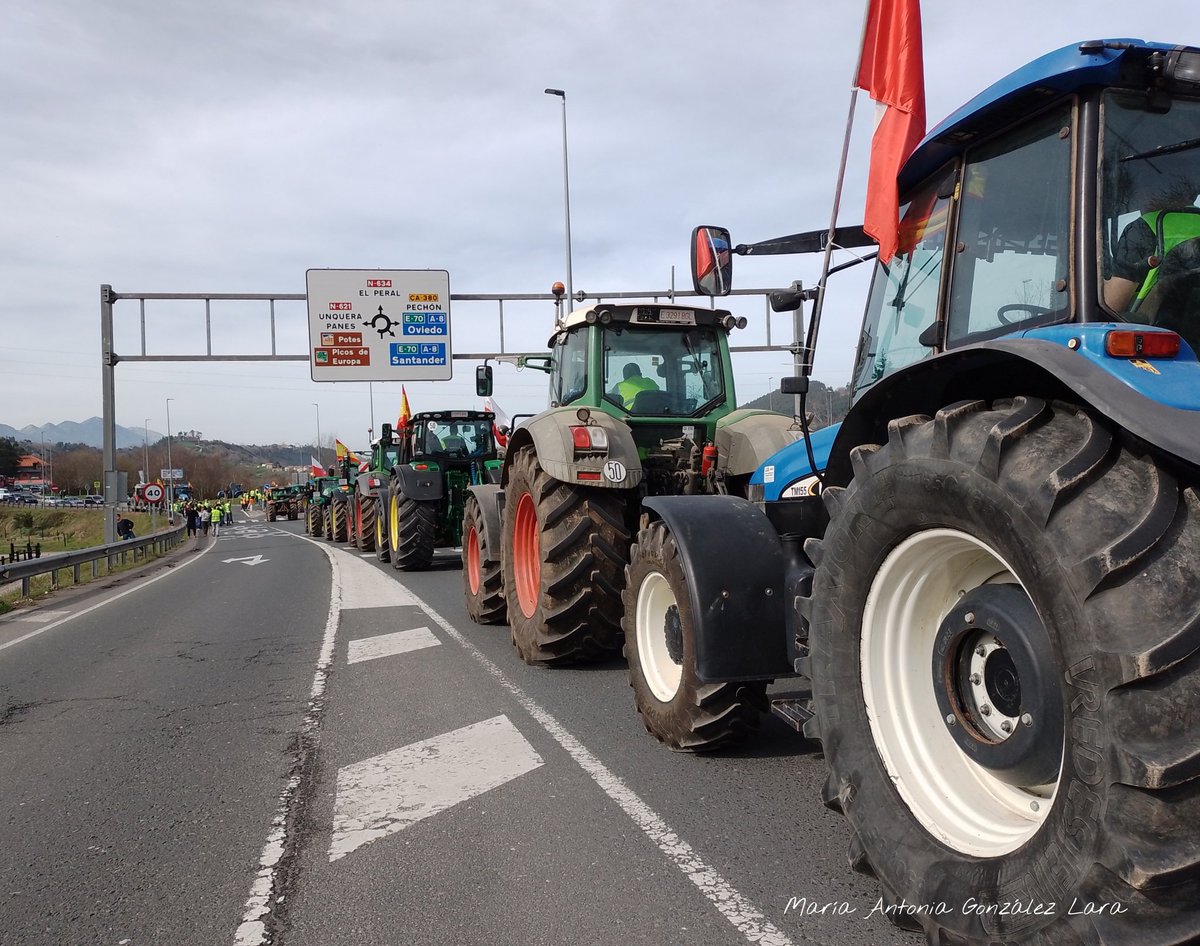 Tractorada Manifestación 'El campo de Cantabria se moviliza'. Fotos y videos 👇
( facebook.com/share/p/ikZv8V… )
#20Febrero #Manifestacion #Tractorada #AgricultoresDeCantabria #ElCampoNoSeVendeSeDefiende #GanaderiaDeCantabria #ElCampoSeDefiende #Unquera #Cantabria