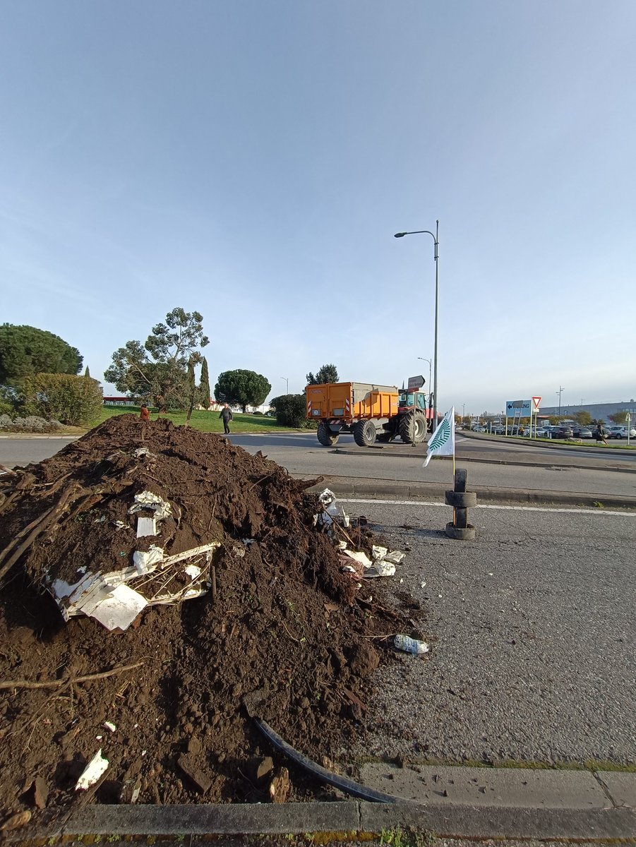 FDSEA31's tweet image. En direct du @Leclerc Blagnac pour une opération d'étiquetage des produits non issus de l'agriculture française !