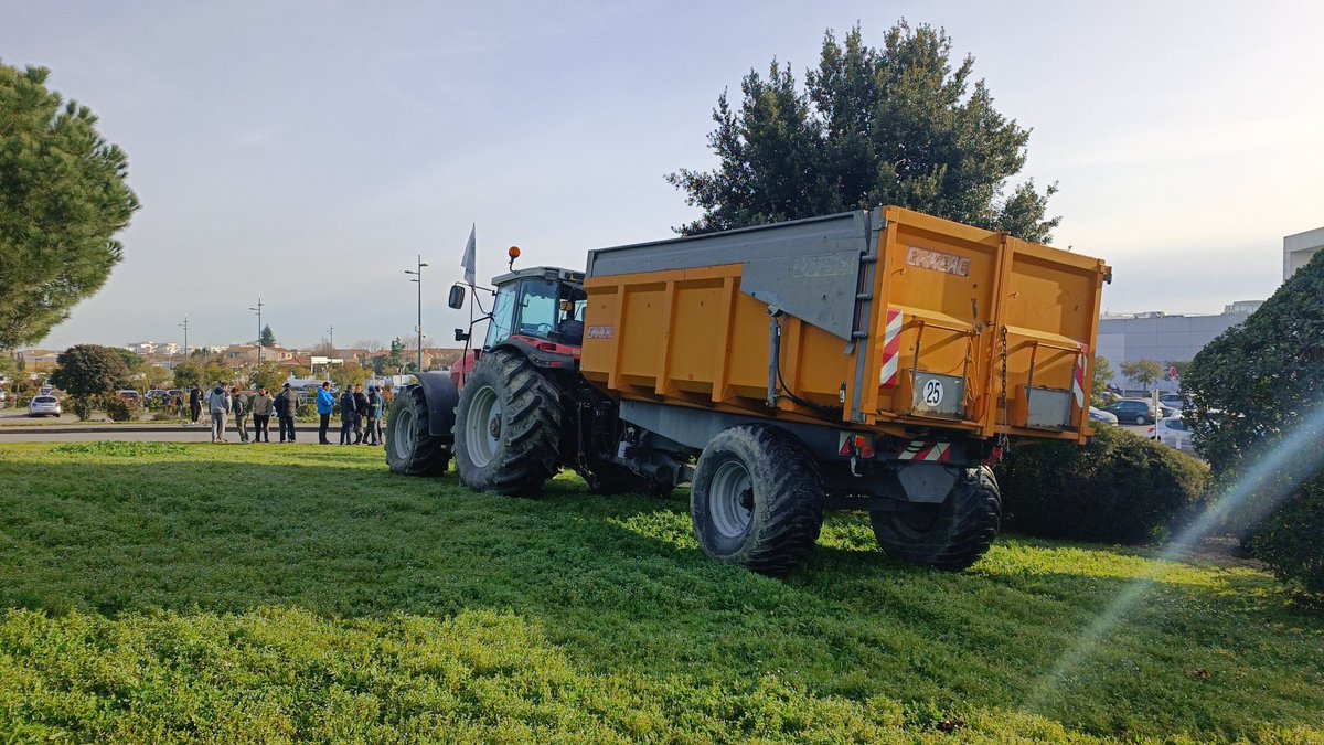 FDSEA31's tweet image. En direct du @Leclerc Blagnac pour une opération d'étiquetage des produits non issus de l'agriculture française !