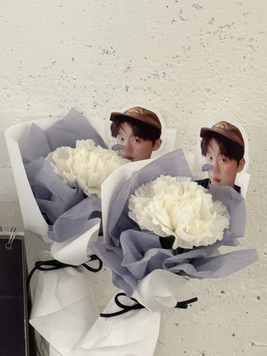 ryung1223's tweet photo. 현상이 데뷔 6주년 축하해💖
현상이 너무 예쁘고 카페가 축하해🫶🏻

앞으로 더 많은 활동 기대하고 응원할게
현상이 🫵🏻너 👍🏻최고야

#with_All_My_Love
#데뷔_6주년_기다려왔다고_맘을_나눠줄게 https://t.co/xRgr3qLZfN