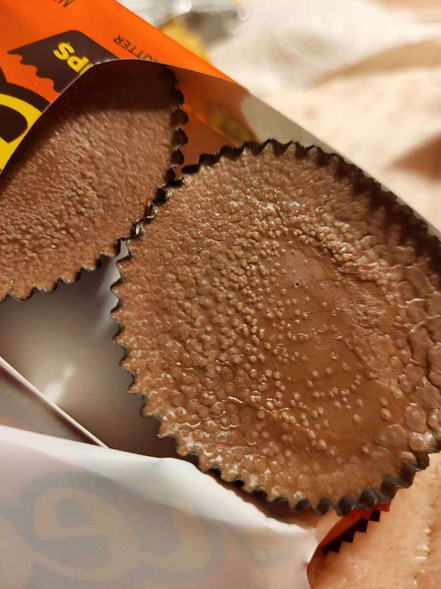 iamILLA's tweet photo. So @reeses peanut butter cups. This is what where doing now? #Imdisgusted 🤢🤮 https://t.co/NHjBpNeRSE