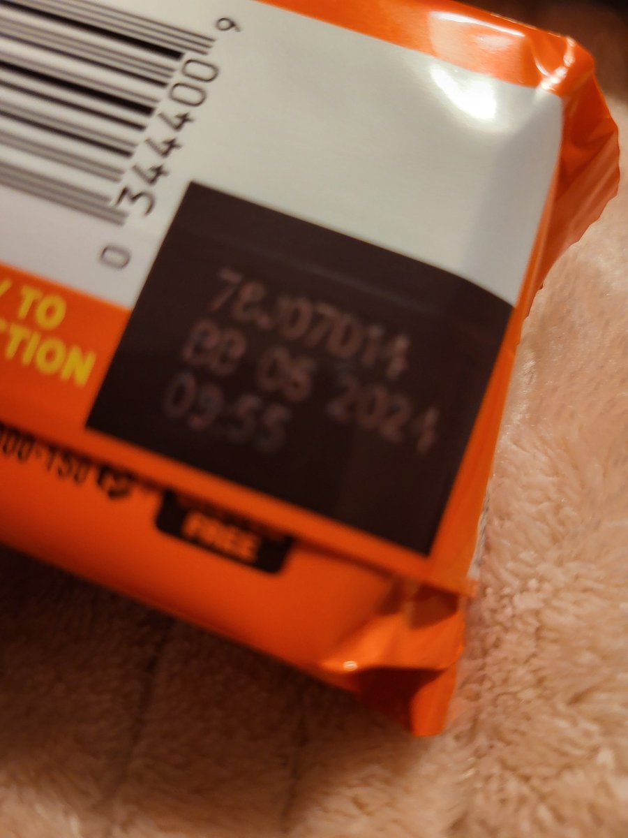 iamILLA's tweet photo. So @reeses peanut butter cups. This is what where doing now? #Imdisgusted 🤢🤮 https://t.co/NHjBpNeRSE
