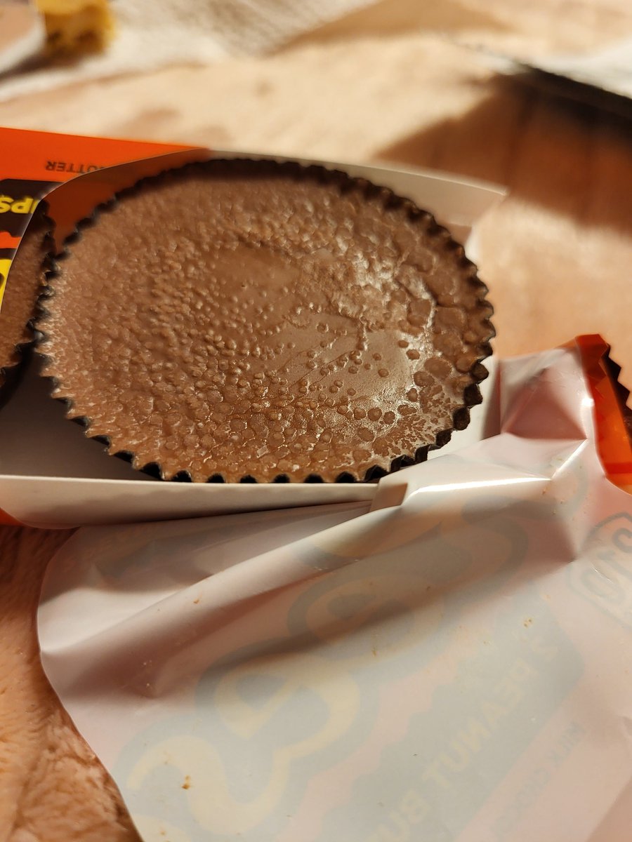 iamILLA's tweet photo. So @reeses peanut butter cups. This is what where doing now? #Imdisgusted 🤢🤮 https://t.co/NHjBpNeRSE