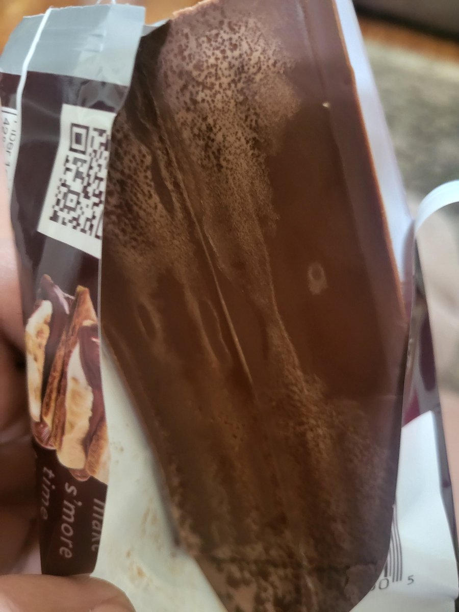 iamILLA's tweet photo. So @Hersheys @HersheyCompany  tis is what we're selling now? As a long time consumer #ImDisgusted 🤢🤮 https://t.co/6YmHEpWkBO