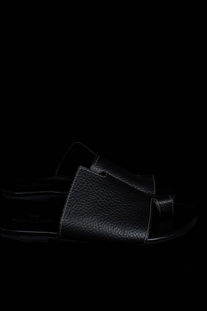 Step into luxury with our Black palm leather slippers. Comfortable, stylish and perfect for any occasion.

Redefine your look with us today!
Shop Now. 
kolakuddus.ng
DM or WhatsApp +234 813 672 2986

#Kolakuddus #luxuryfootwear #leatherslippers #kolakuddusfashion