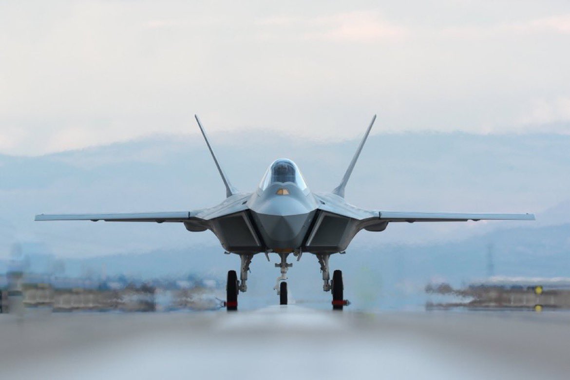 "İstikbal göklerdedir!"🇹🇷✈️

Köklerden göklere...
Bu gurur hepimizin!

İlk uçuşunu başarıyla gerçekleştiren #KAAN vatanımıza, milletimize hayırlı olsun.

#MilliTeknolojiHamlesi